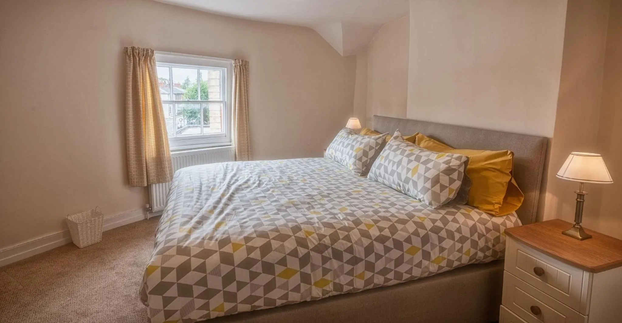 Day, Bed in Town Centre Apartment Perfect Location with on-street parking