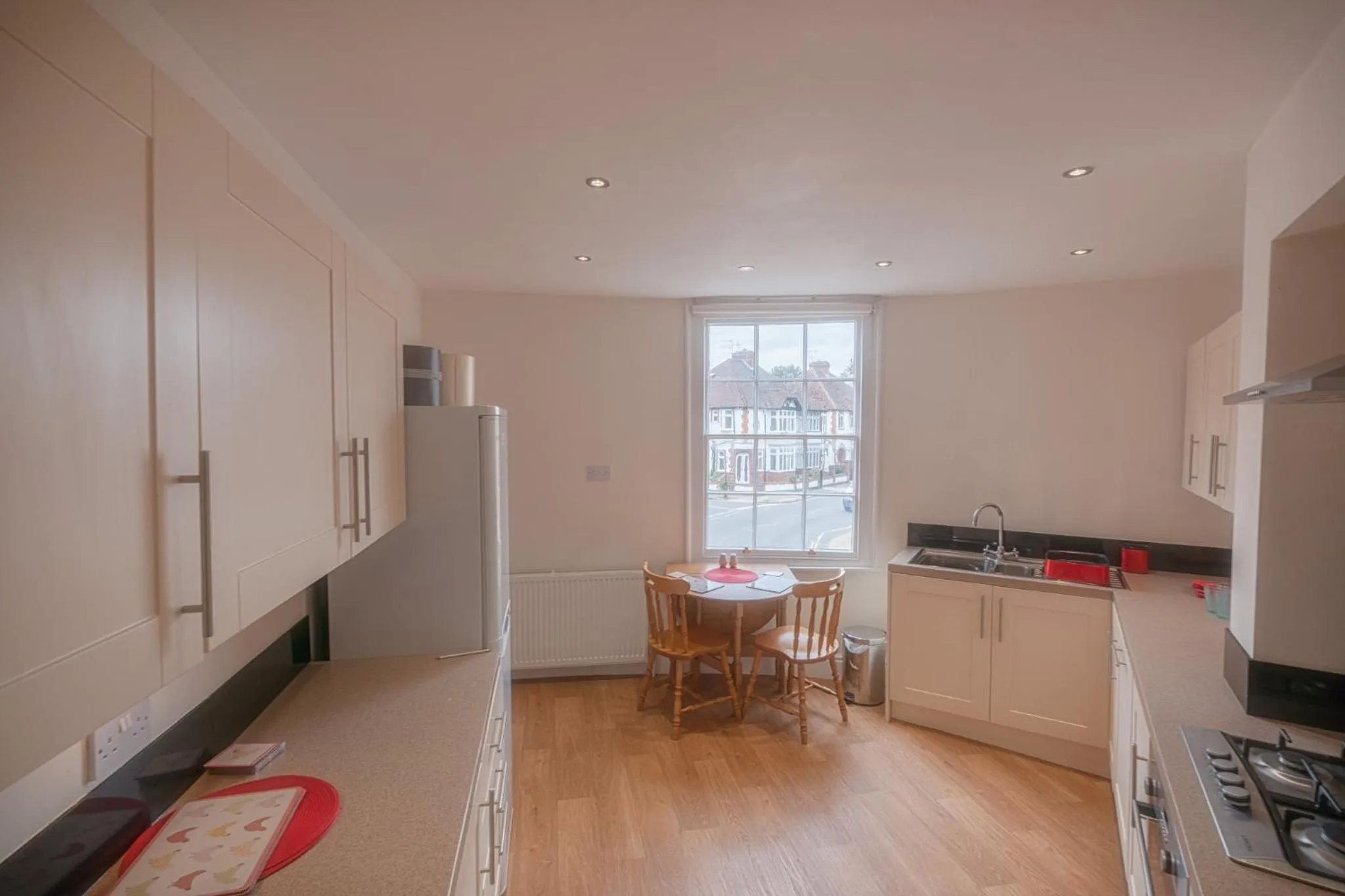 Day in Town Centre Apartment Perfect Location with on-street parking
