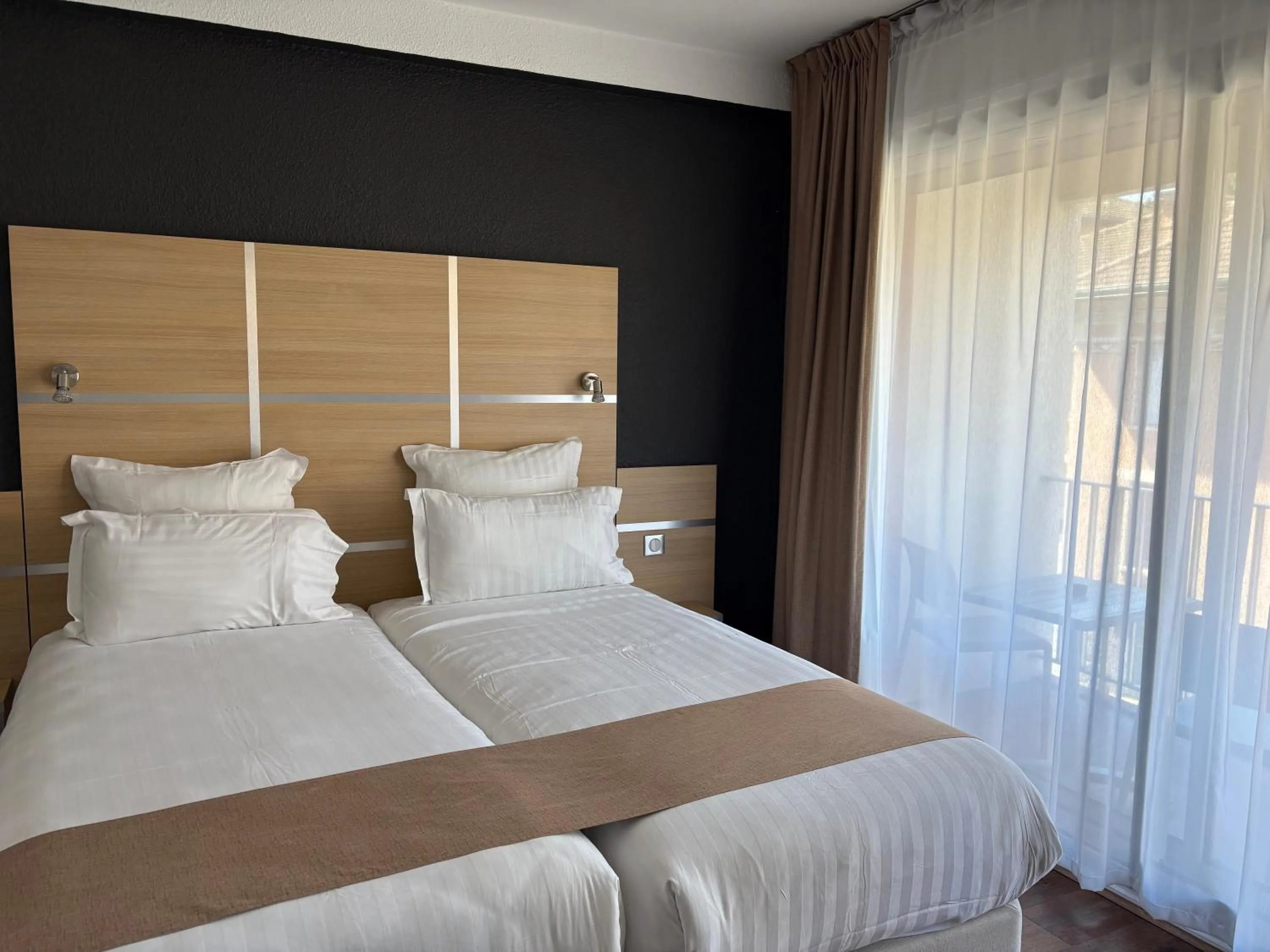 Bed in Cit'hôtel Le Chris'tel hôtel et restaurant