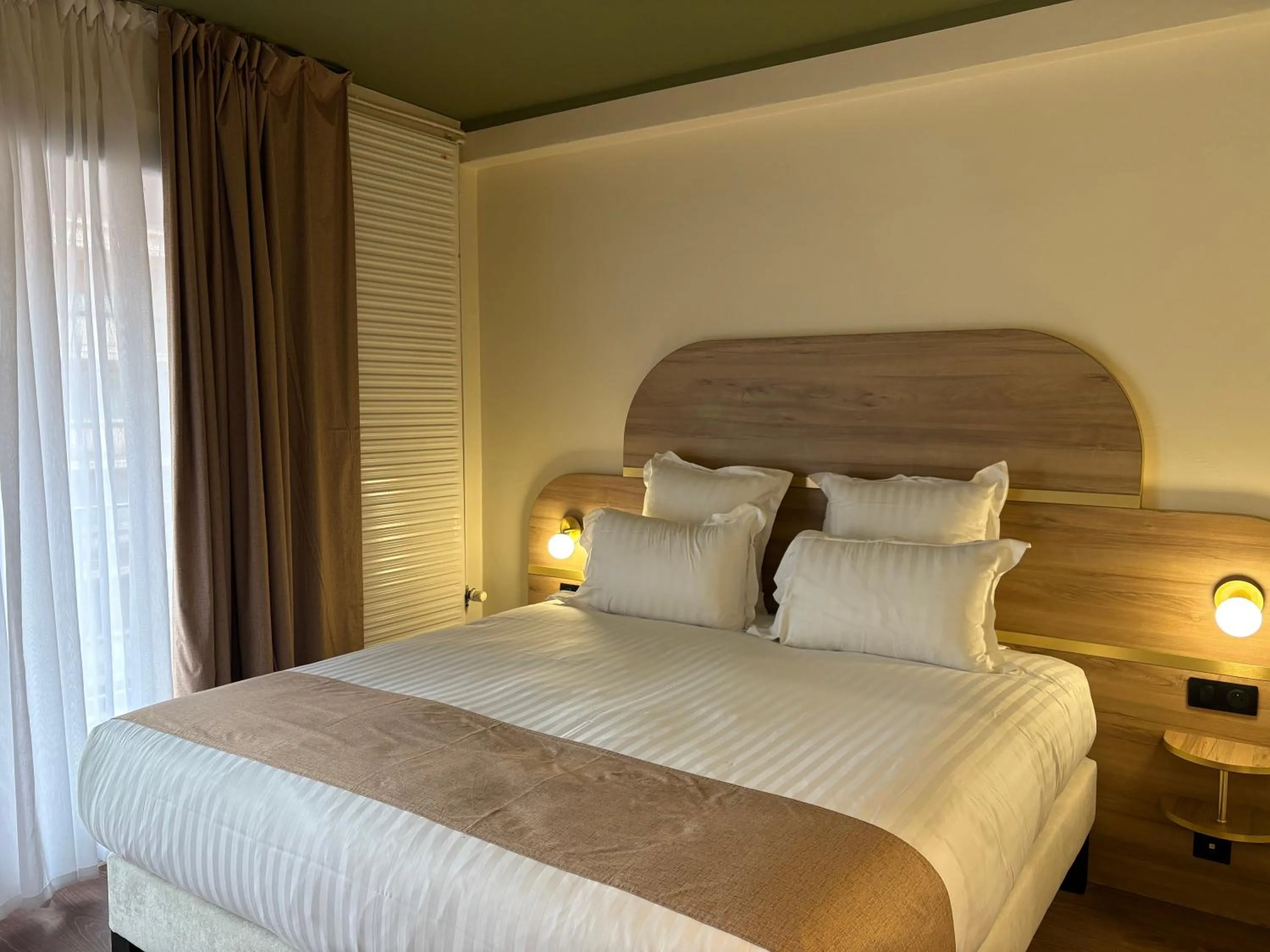 Photo of the whole room, Bed in Cit'hôtel Le Chris'tel hôtel et restaurant