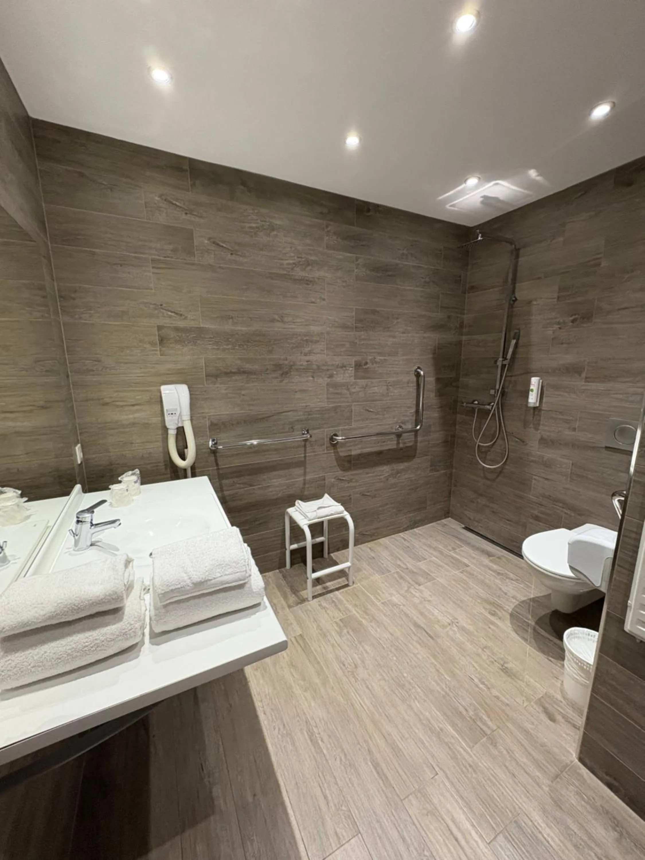 Bathroom in Cit'hôtel Le Chris'tel hôtel et restaurant