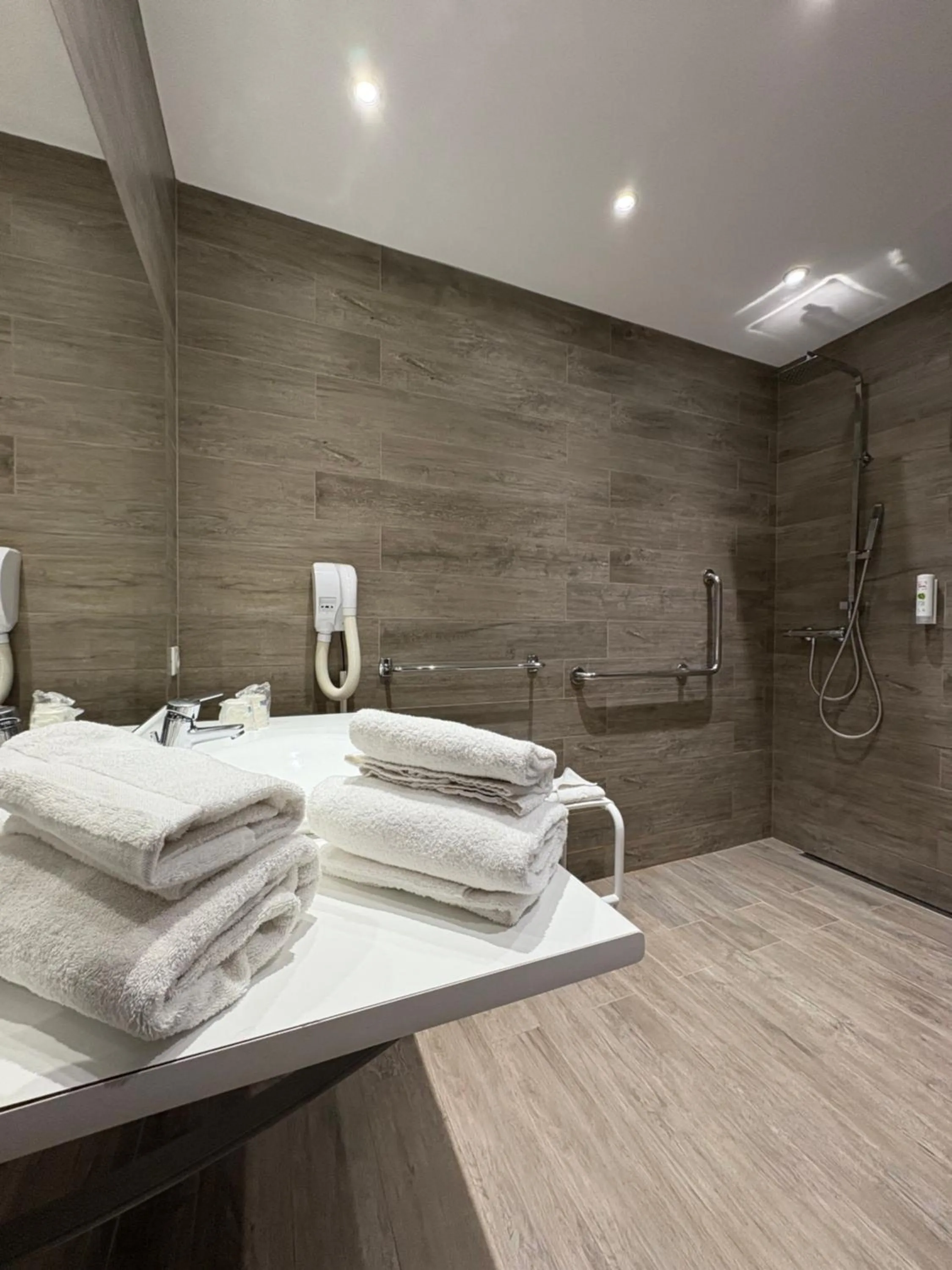 Bathroom in Cit'hôtel Le Chris'tel hôtel et restaurant