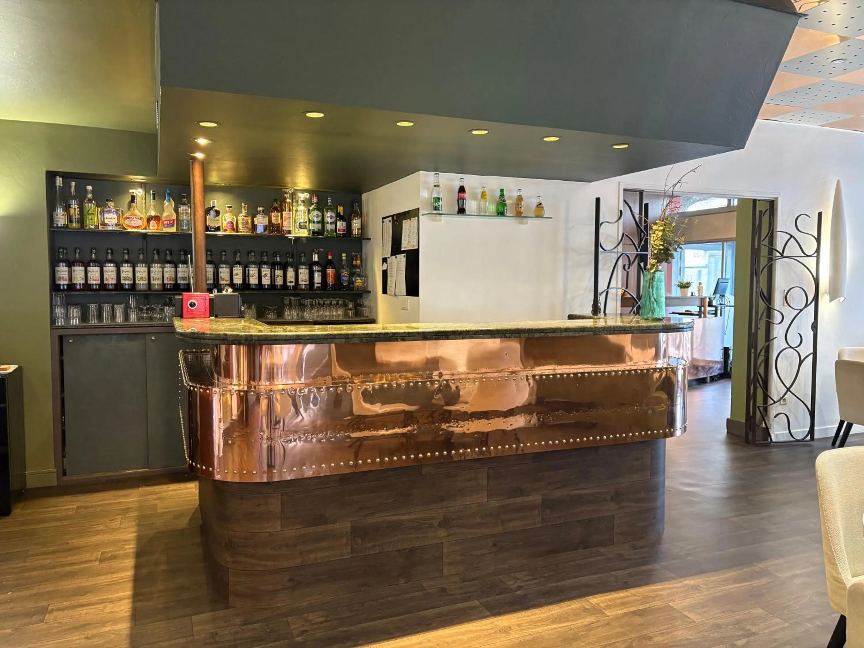 Lounge or bar in Cit'hôtel Le Chris'tel hôtel et restaurant