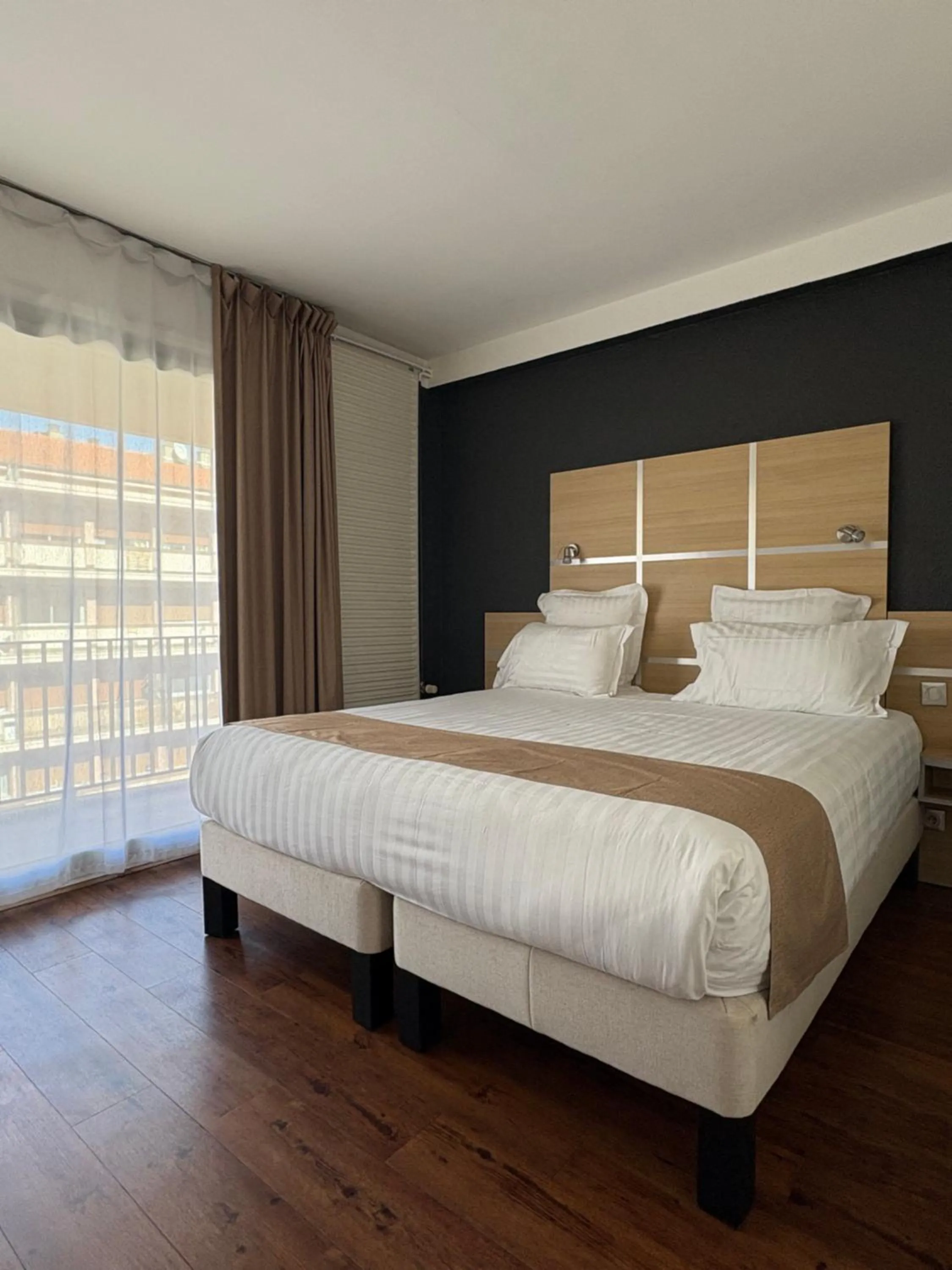 Bed in Cit'hôtel Le Chris'tel hôtel et restaurant