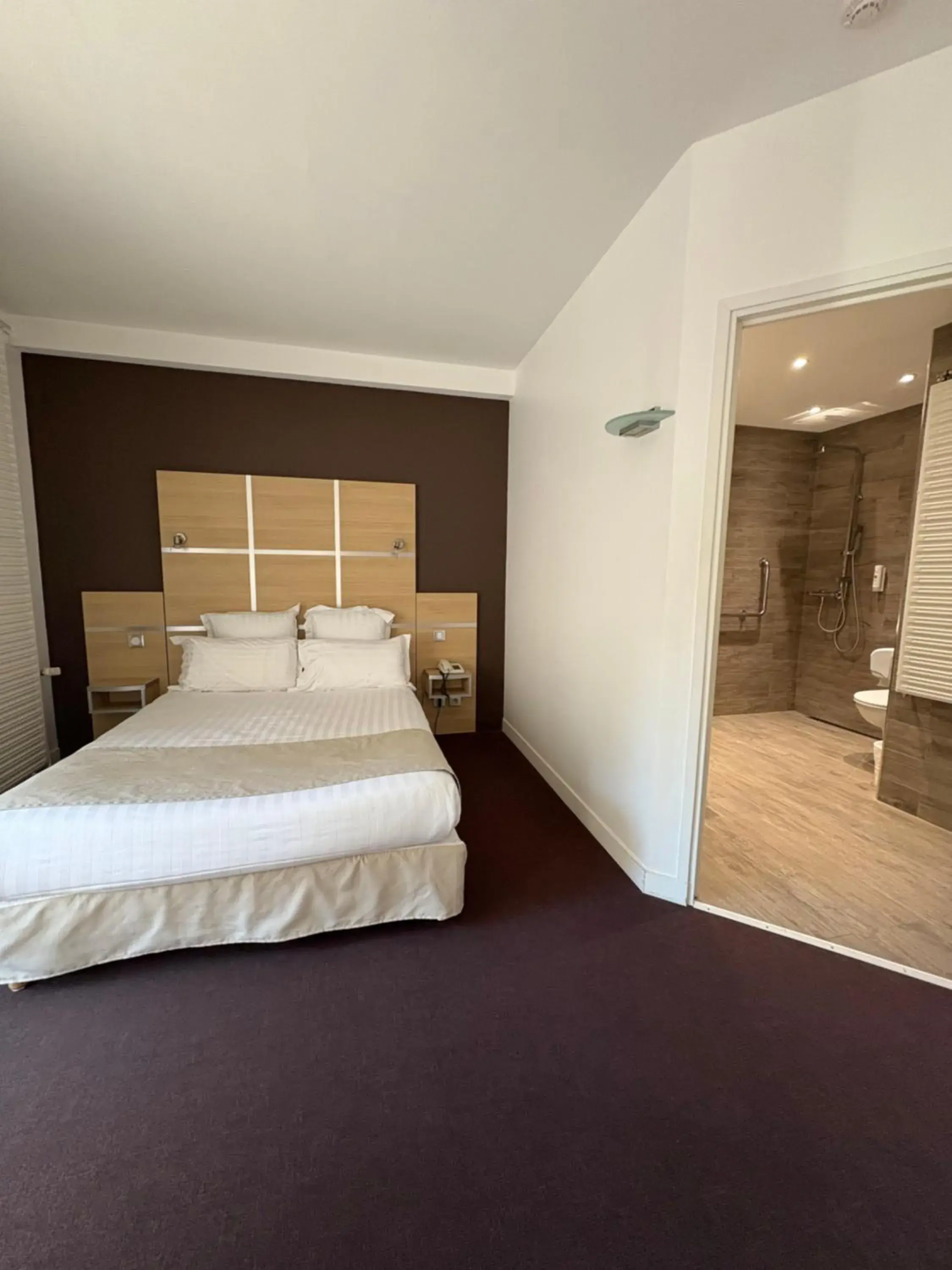 Double Room - Disability Access in Cit'hôtel Le Chris'tel hôtel et restaurant Double Room - Disability Access in Cit'hôtel Le Chris'tel hôtel et restaurant