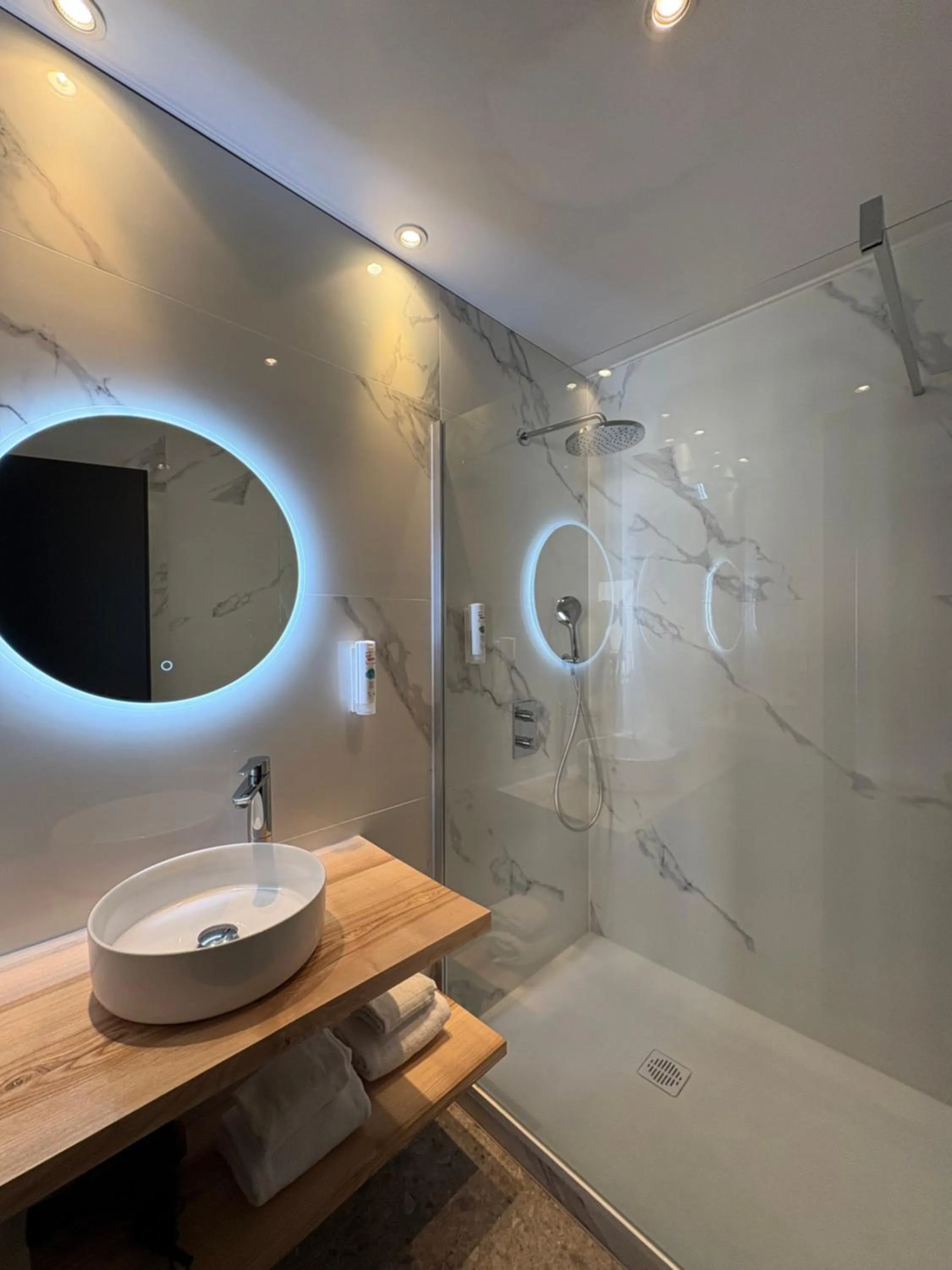 Bathroom in Cit'hôtel Le Chris'tel hôtel et restaurant