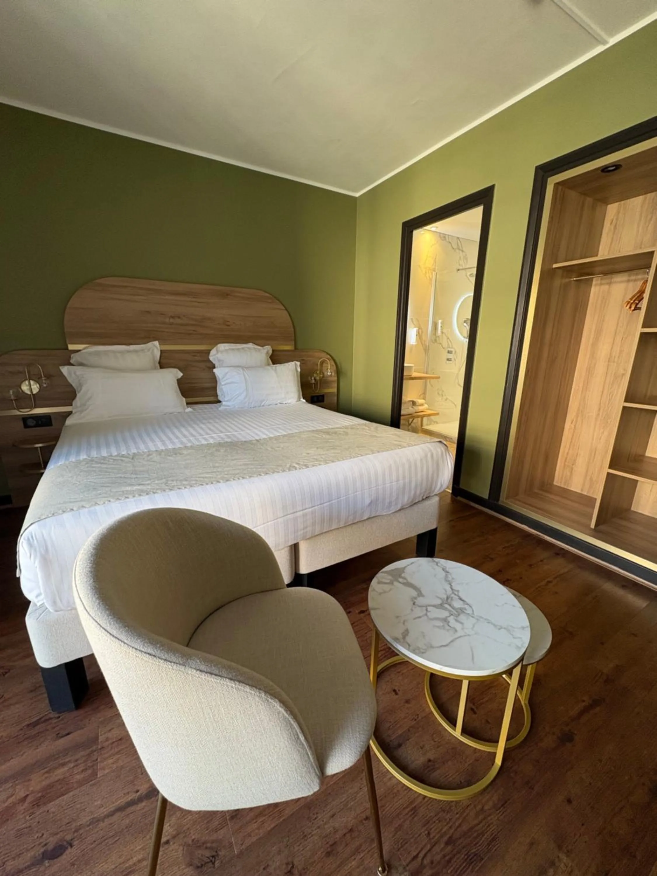 Photo of the whole room, Bed in Cit'hôtel Le Chris'tel hôtel et restaurant