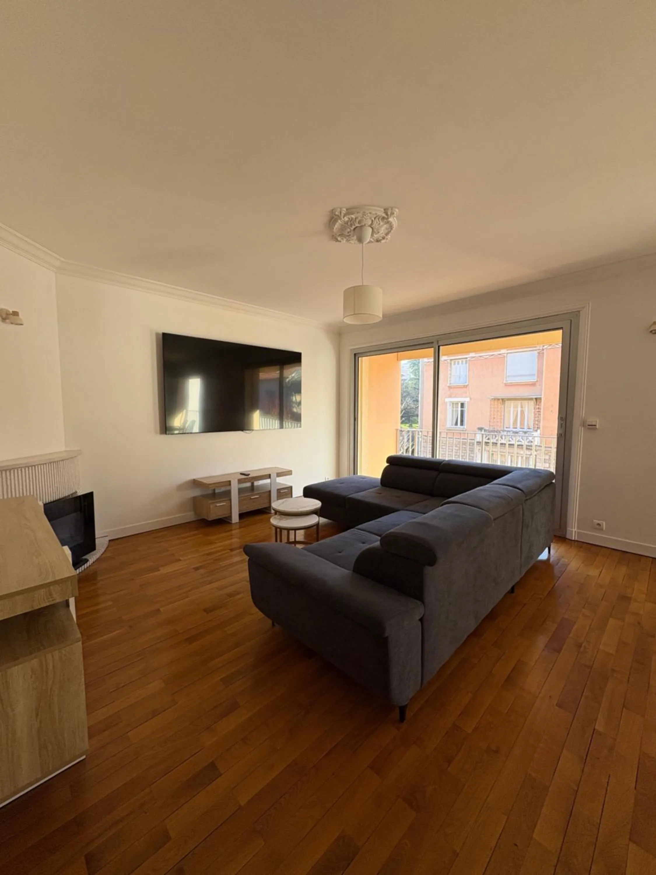 Living room, Bed in Cit'hôtel Le Chris'tel hôtel et restaurant