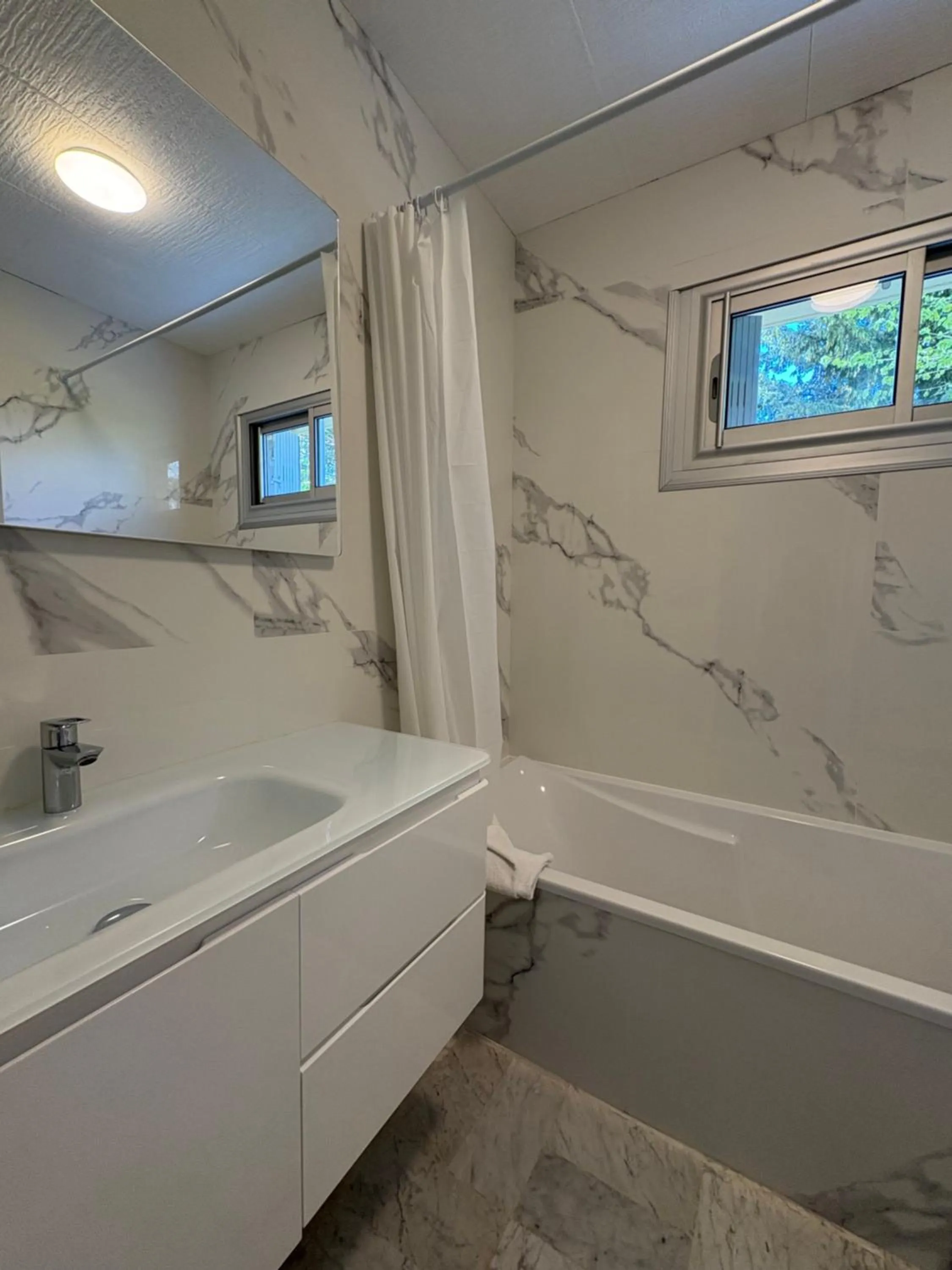 Bathroom in Cit'hôtel Le Chris'tel hôtel et restaurant