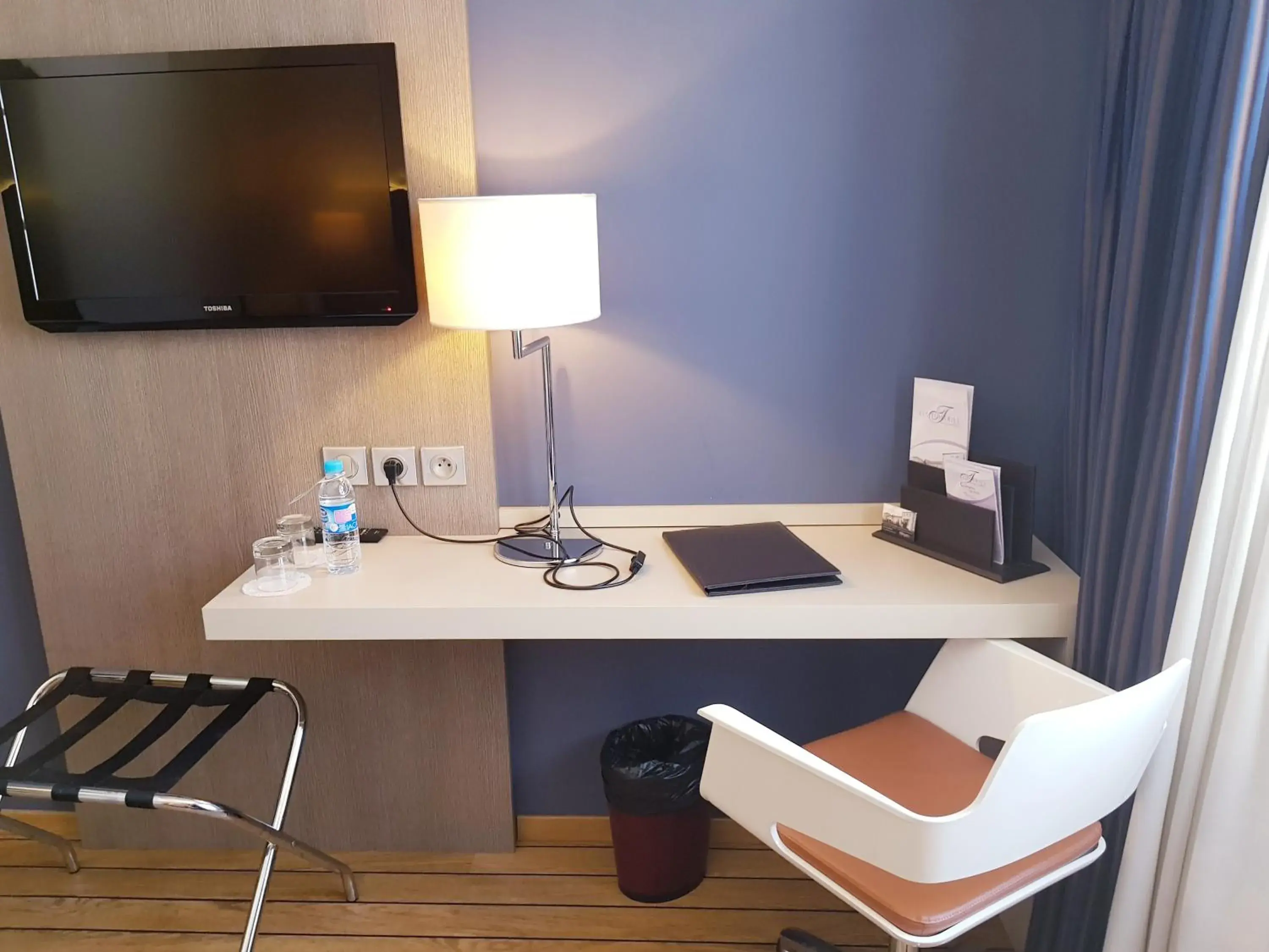 Twin Room in Logis Hôtel & Restaurant - Les Tuileries Twin Room in Logis Hôtel & Restaurant - Les Tuileries