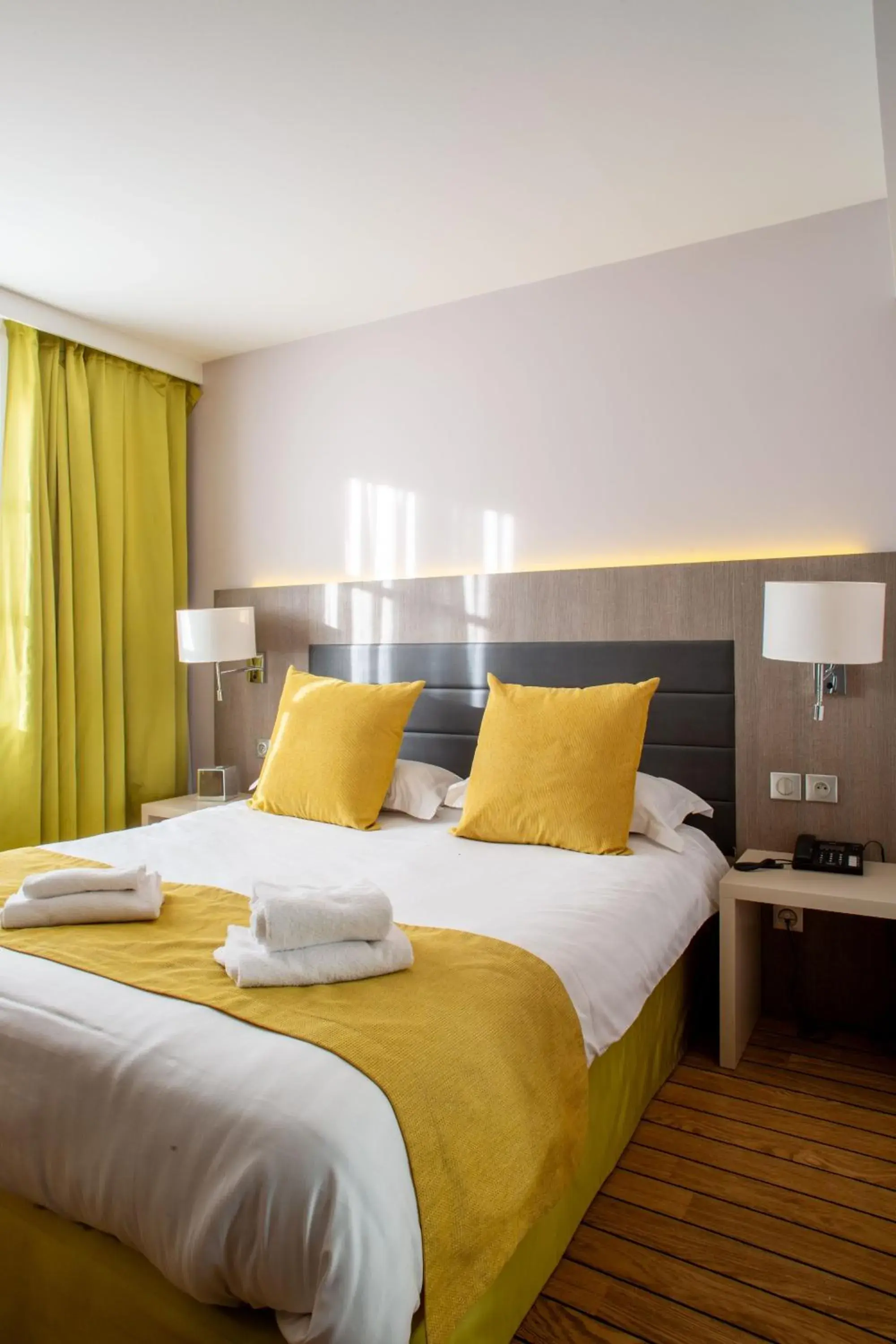 Double Room in Logis Hôtel & Restaurant - Les Tuileries Double Room in Logis Hôtel & Restaurant - Les Tuileries