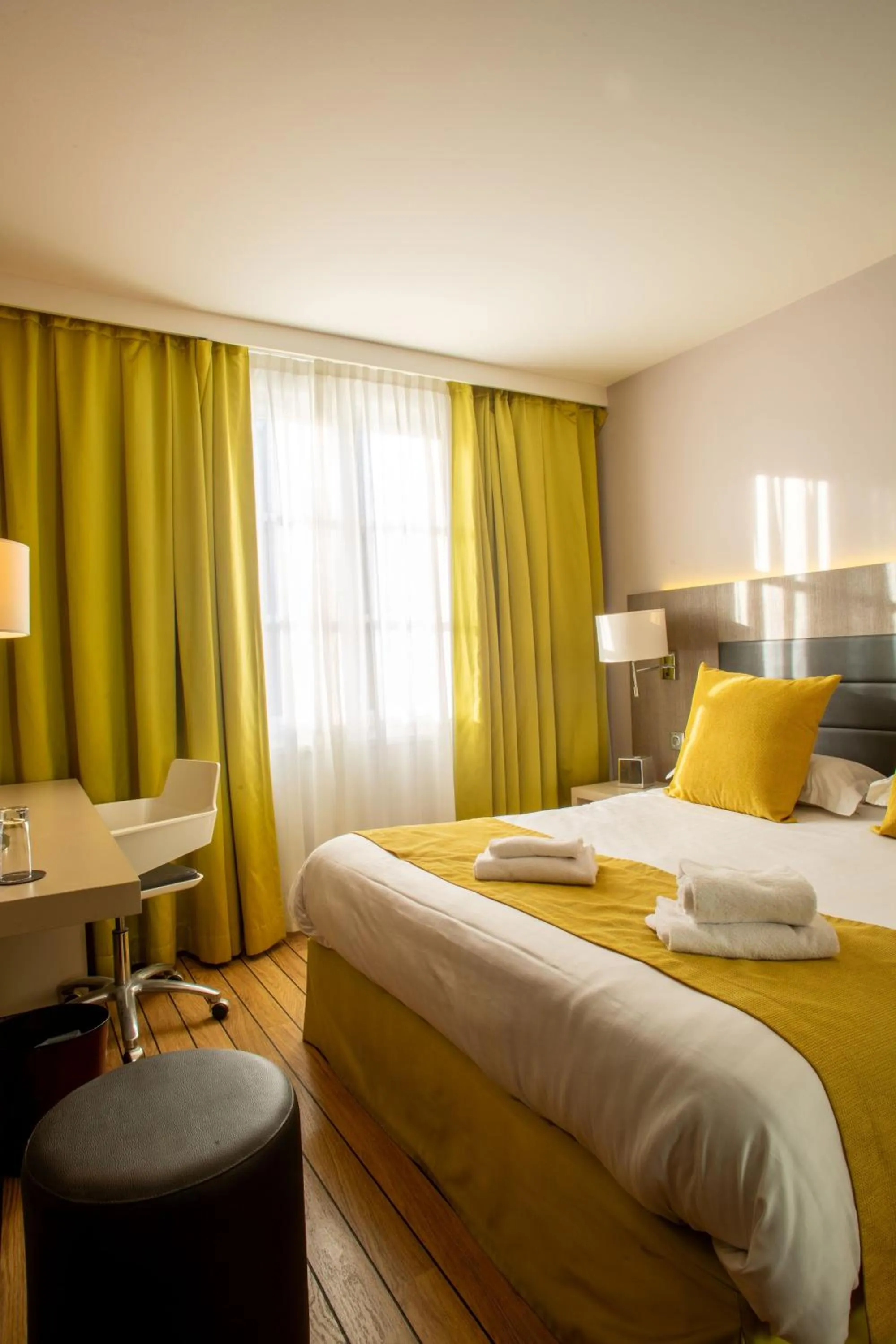 Bed in Logis Hôtel & Restaurant - Les Tuileries