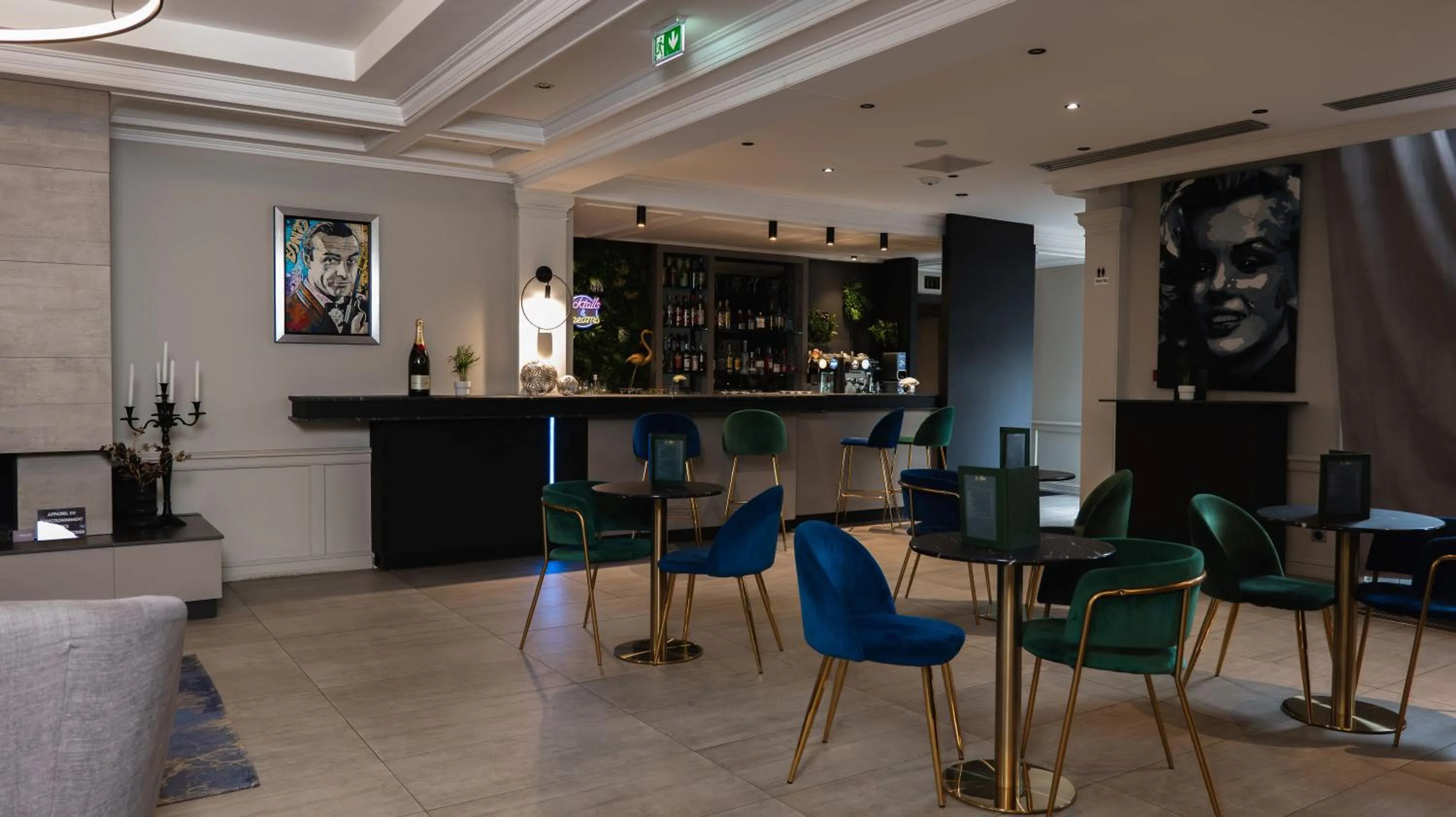 Lounge or bar in Logis Hôtel & Restaurant - Les Tuileries