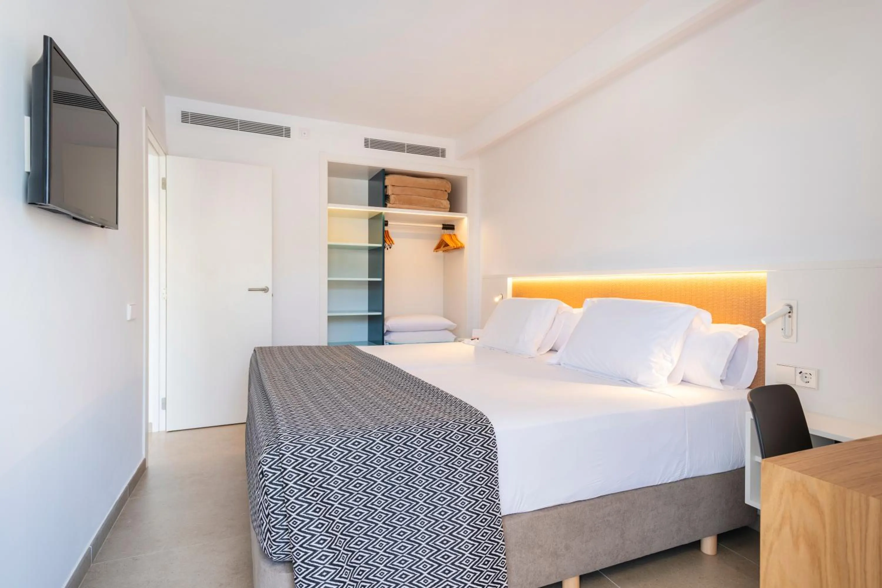 Photo of the whole room, Bed in Inturotel Cala Azul