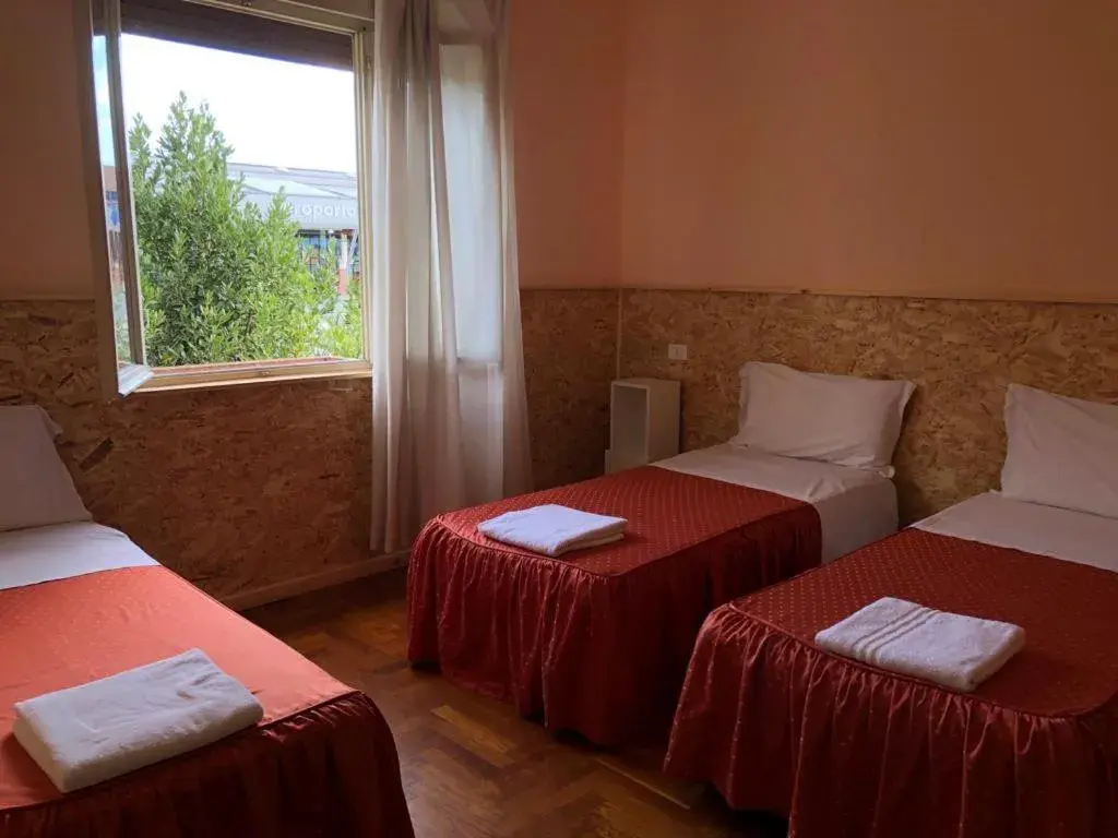 Economy Triple Room with Shared Bathroom in Venice Treviso Airport Bed Economy Triple Room with Shared Bathroom in Venice Treviso Airport Bed