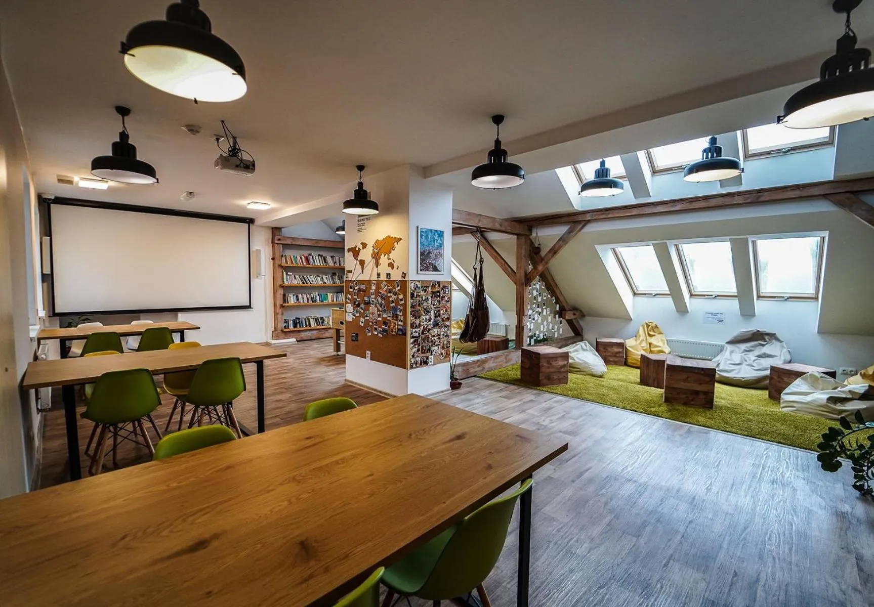 Communal lounge/ TV room in Kampus Palace