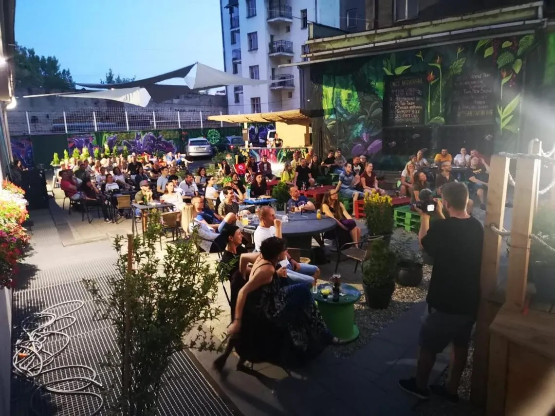 Restaurant/places to eat in Kampus Palace