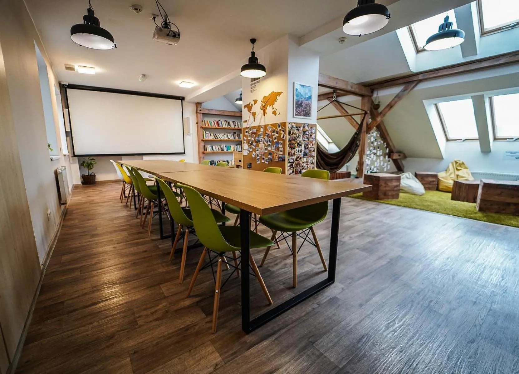 Communal lounge/ TV room in Kampus Palace