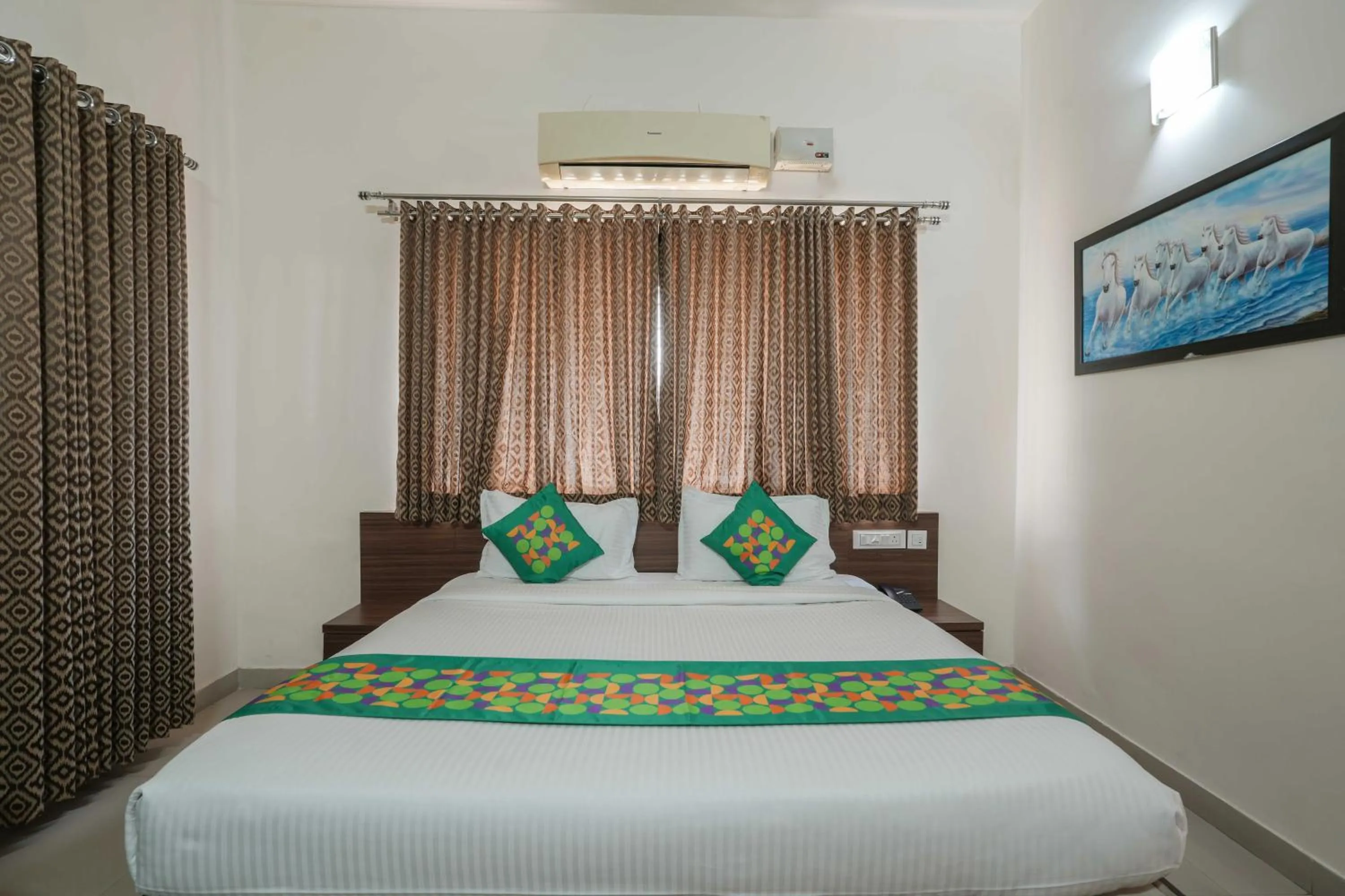 Bedroom, Bed in Treebo Pappilon Palace - PVS Circle