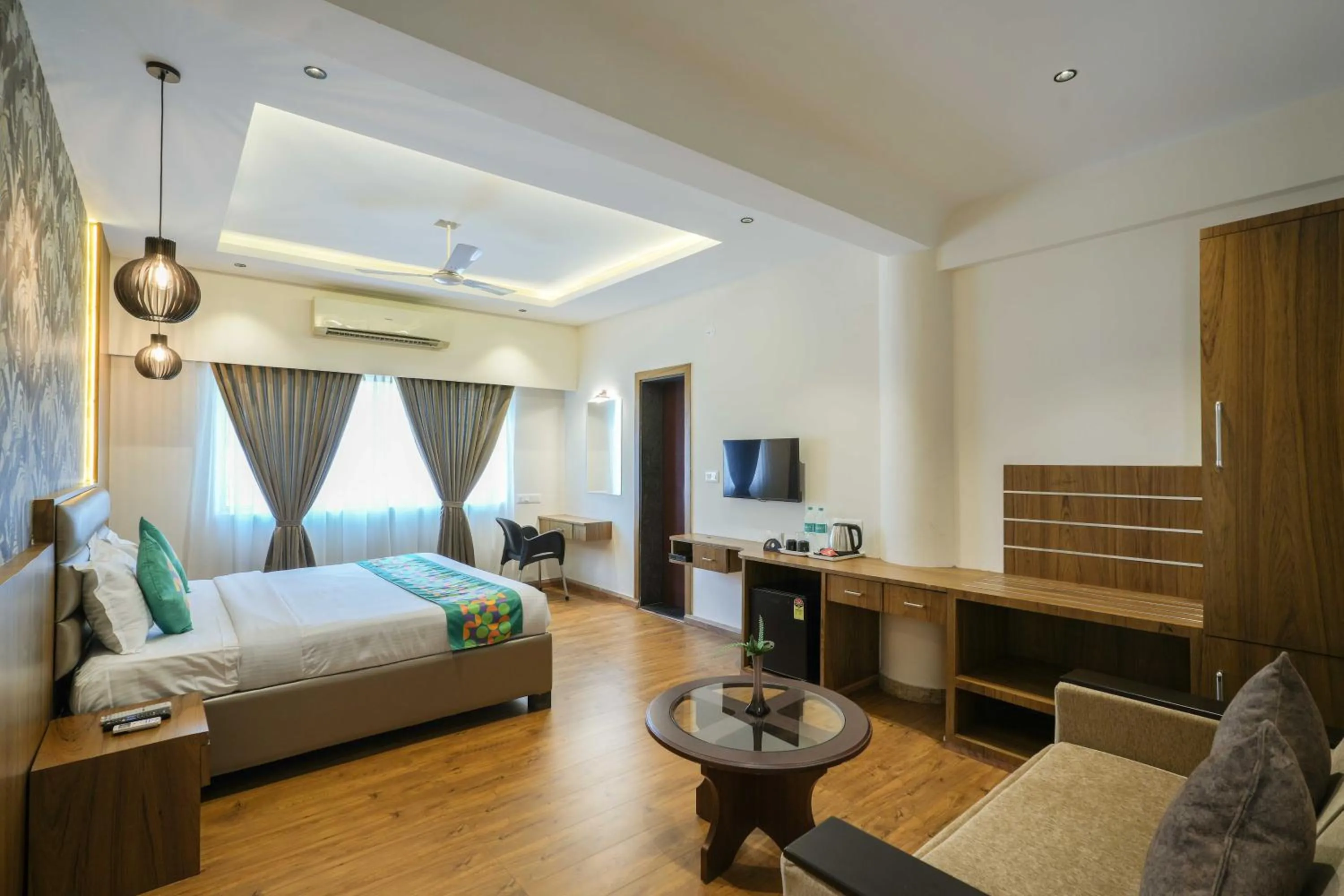 Bedroom, Bed in Treebo Pappilon Palace - PVS Circle