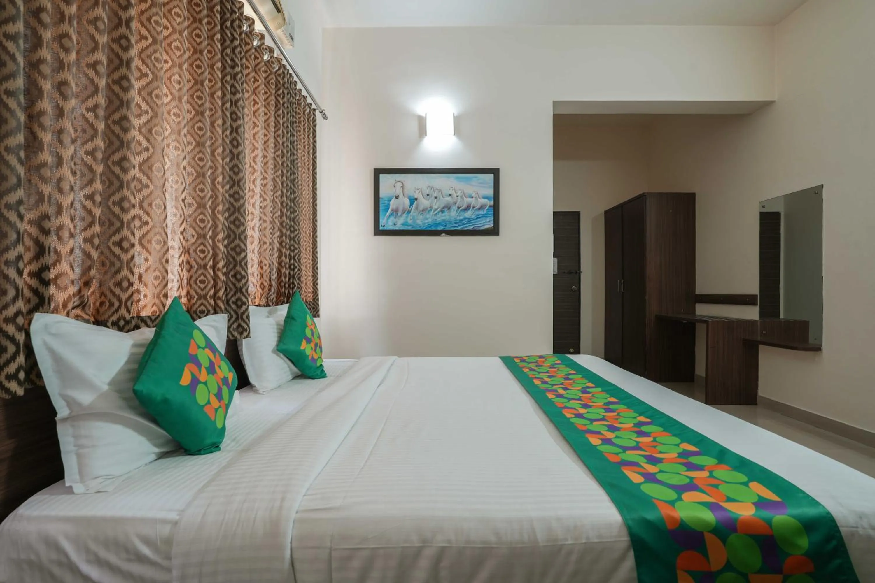 Bedroom, Bed in Treebo Pappilon Palace - PVS Circle