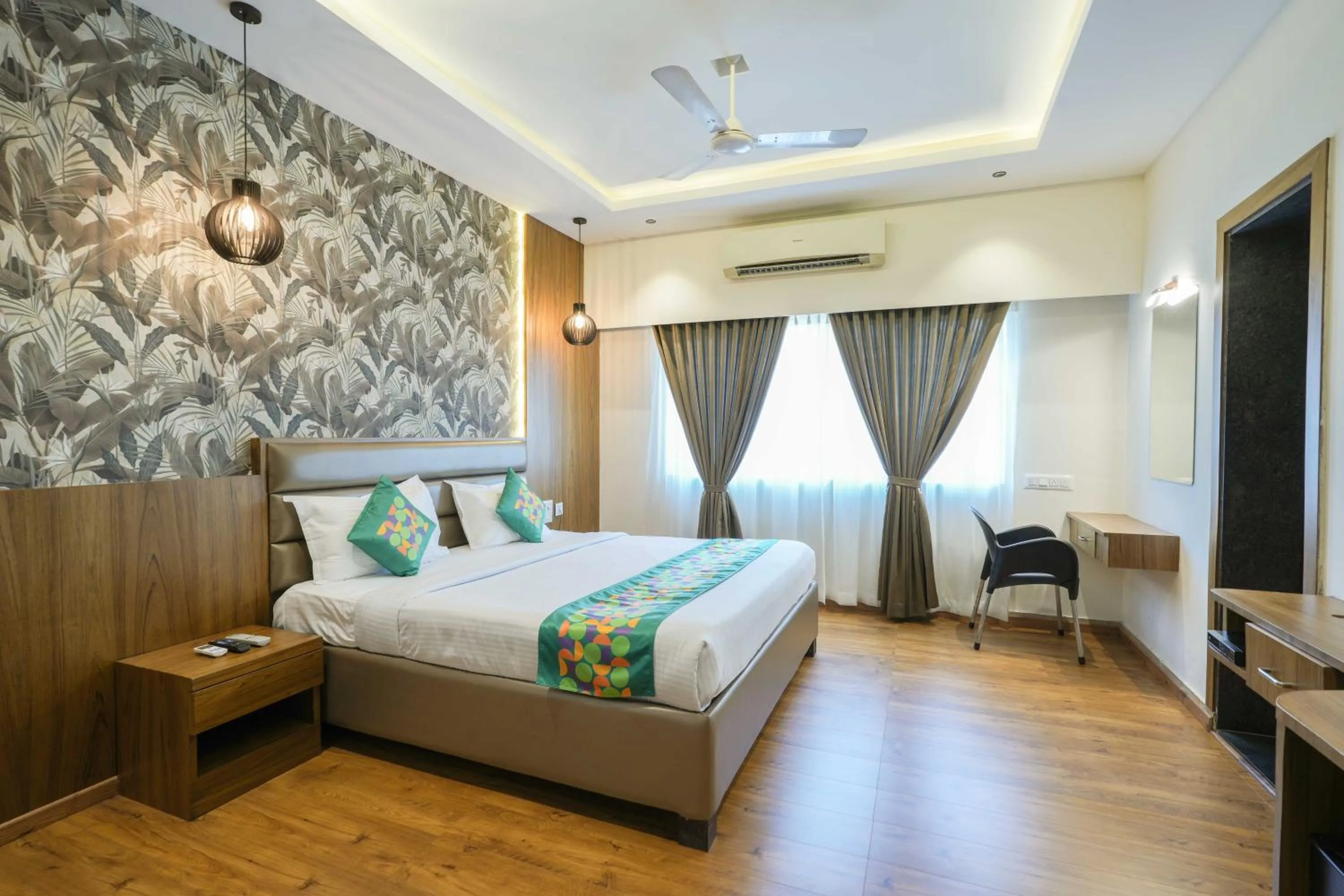 Bedroom, Bed in Treebo Pappilon Palace - PVS Circle