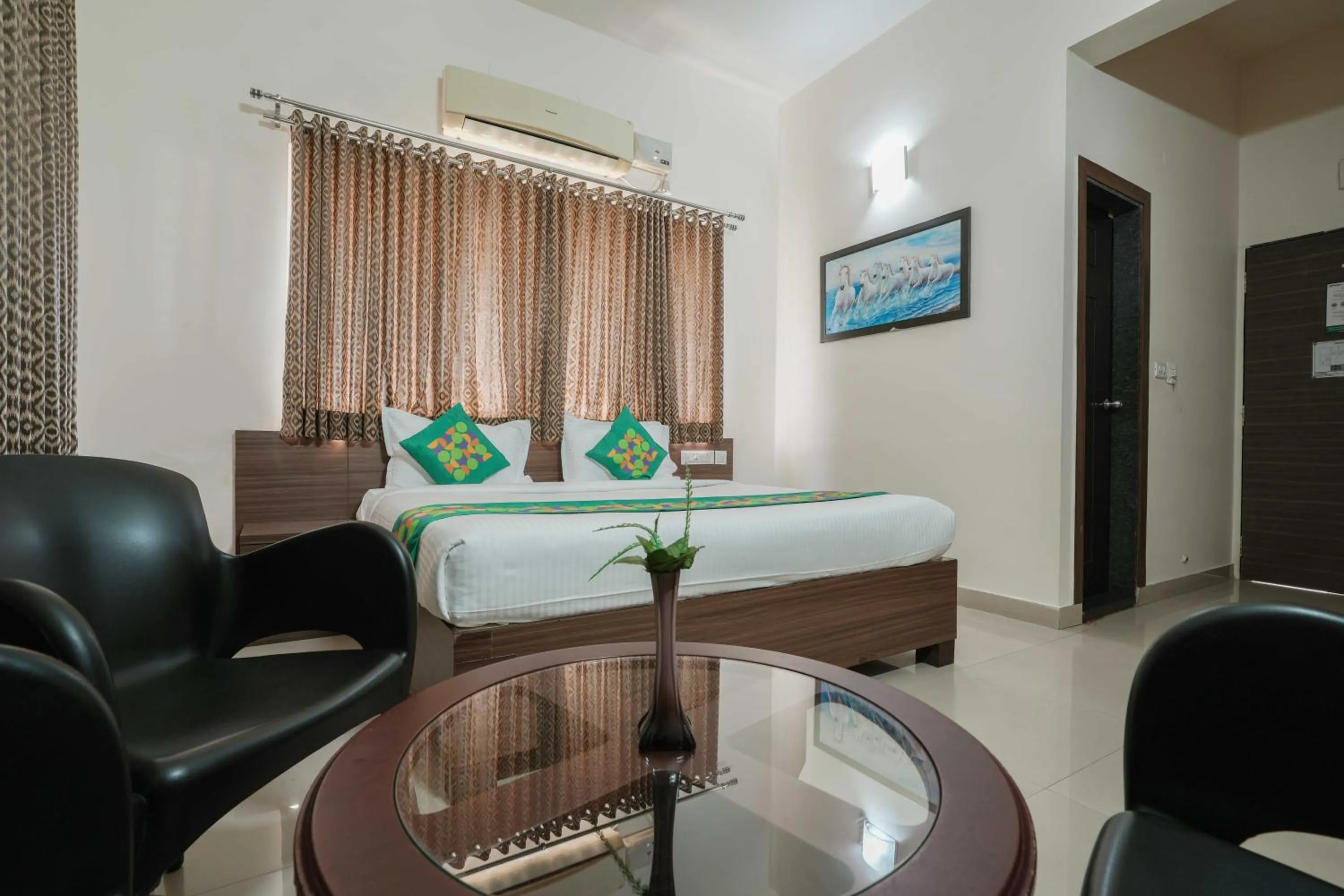 Bedroom, Bed in Treebo Pappilon Palace - PVS Circle