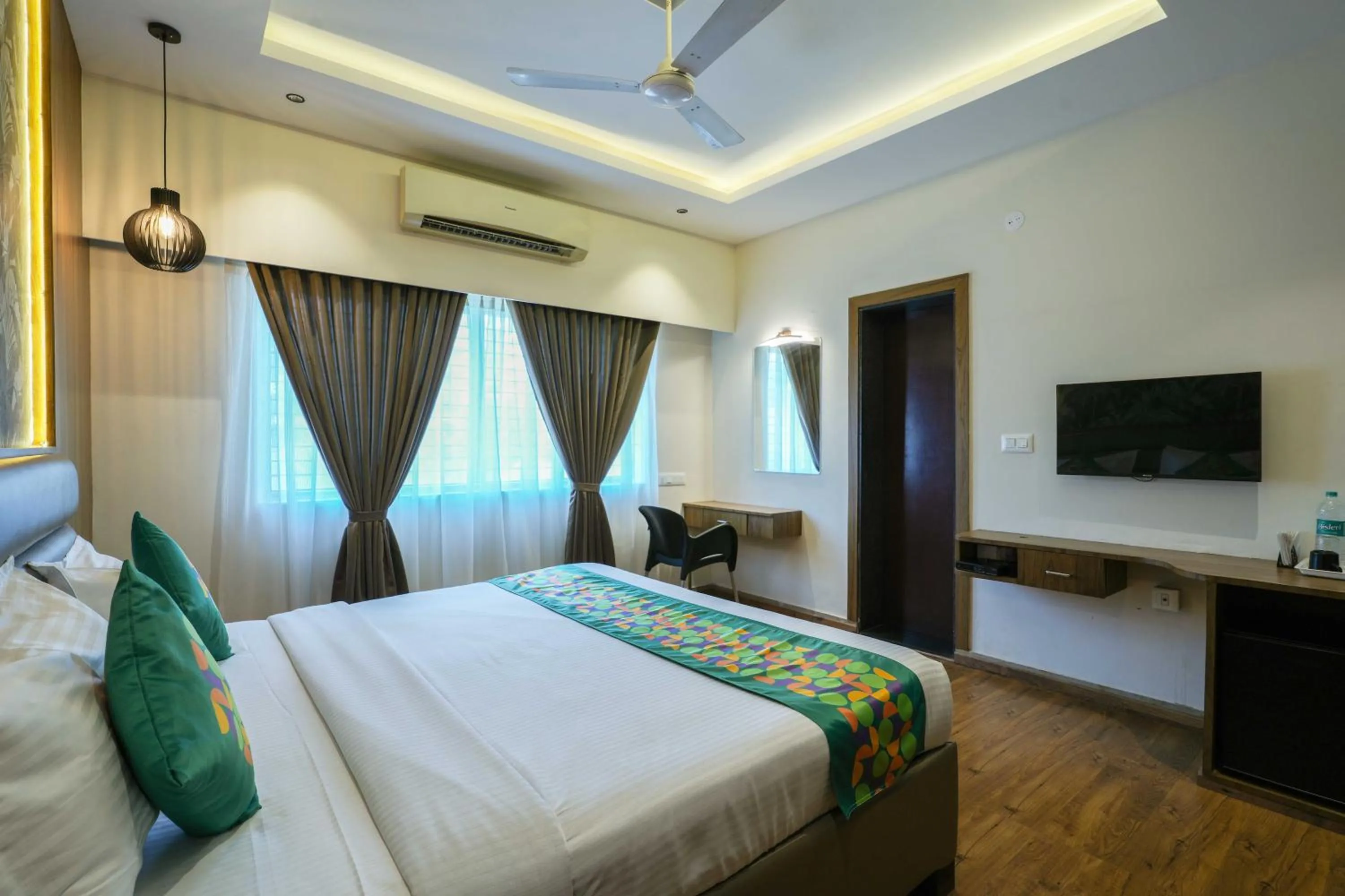 Bedroom, Bed in Treebo Pappilon Palace - PVS Circle