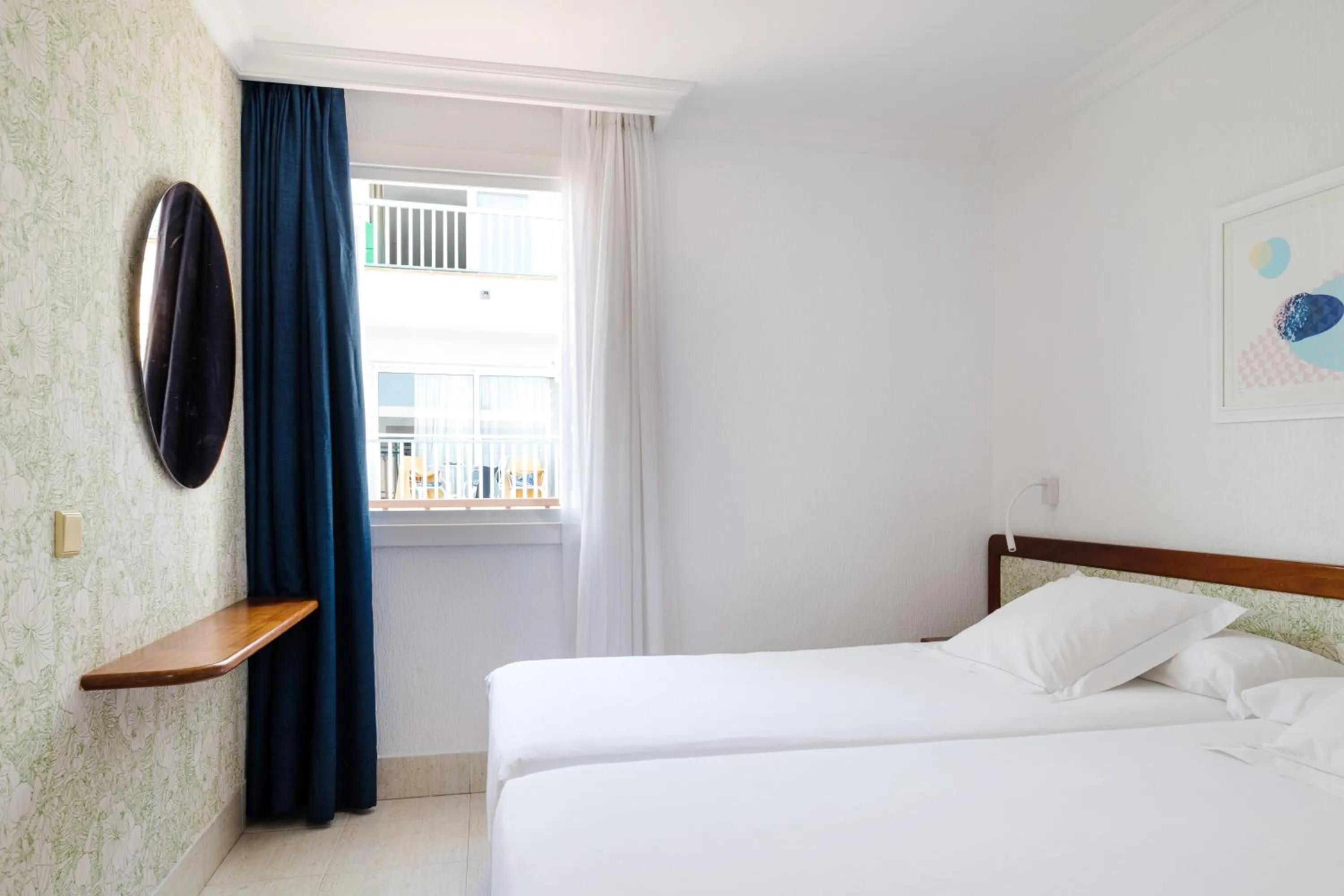 Photo of the whole room, Bed in Plus Fariones Apartamentos