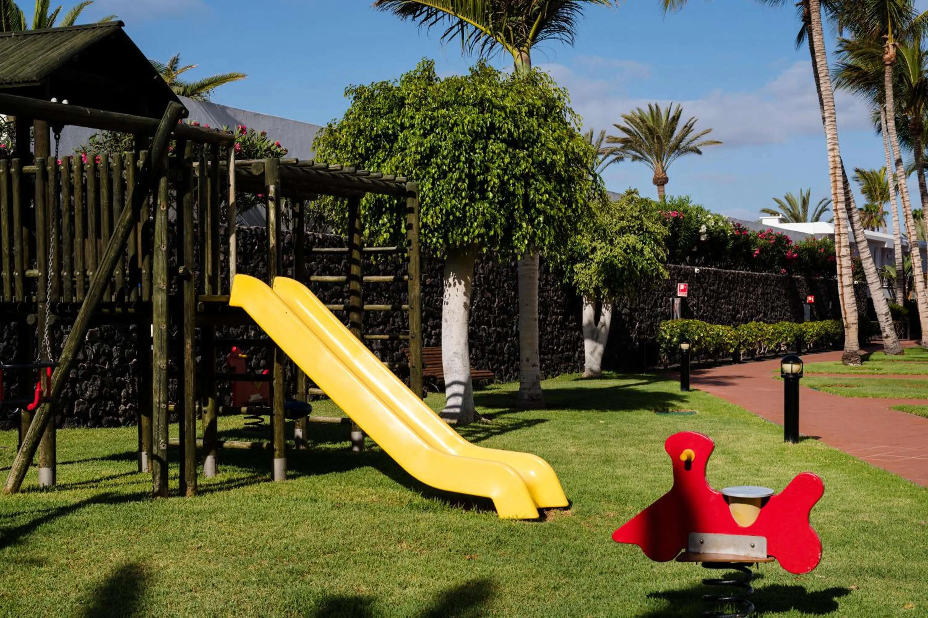 children in Plus Fariones Apartamentos