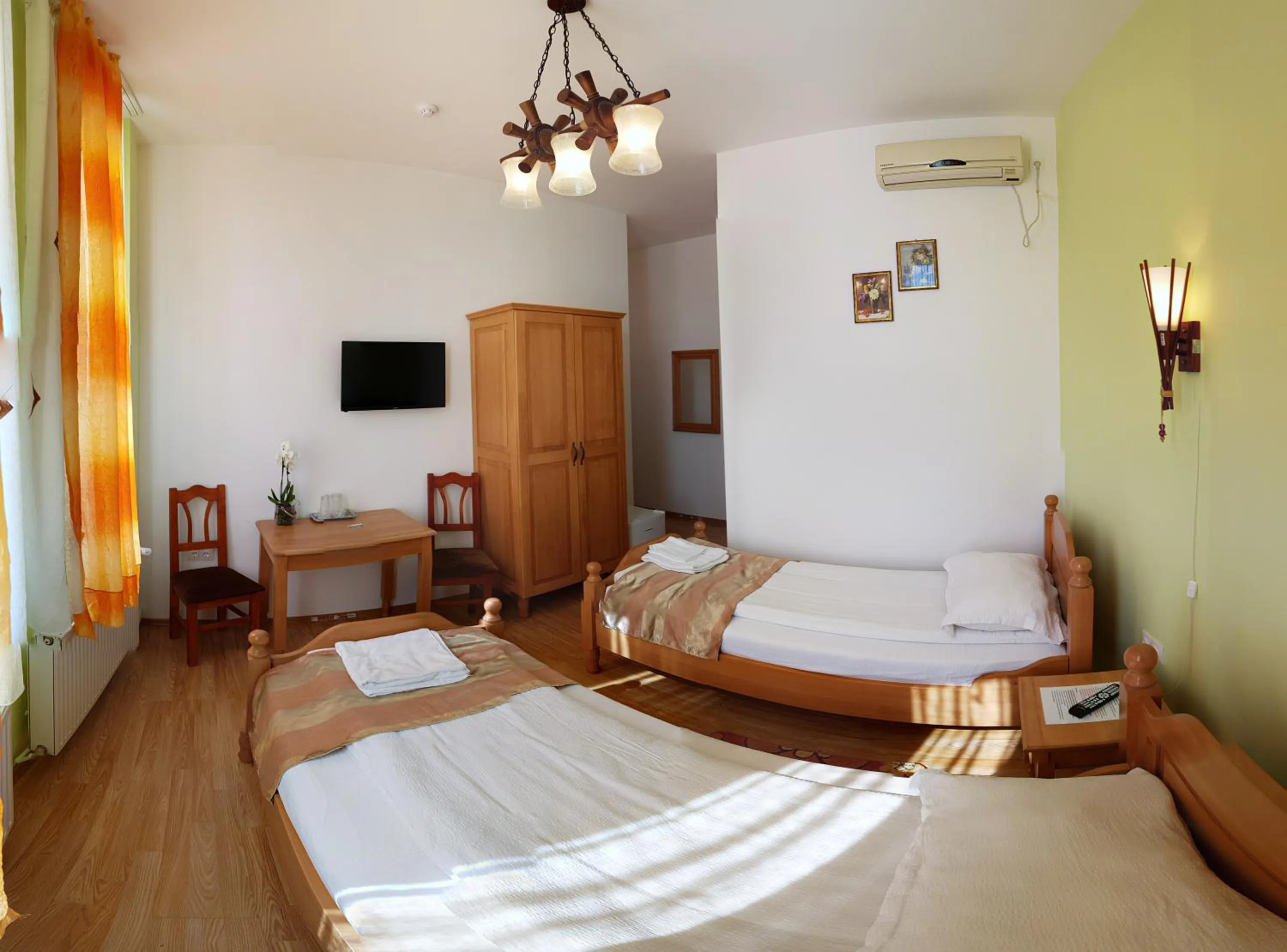 Property building, Bed in Pensiunea Muresul