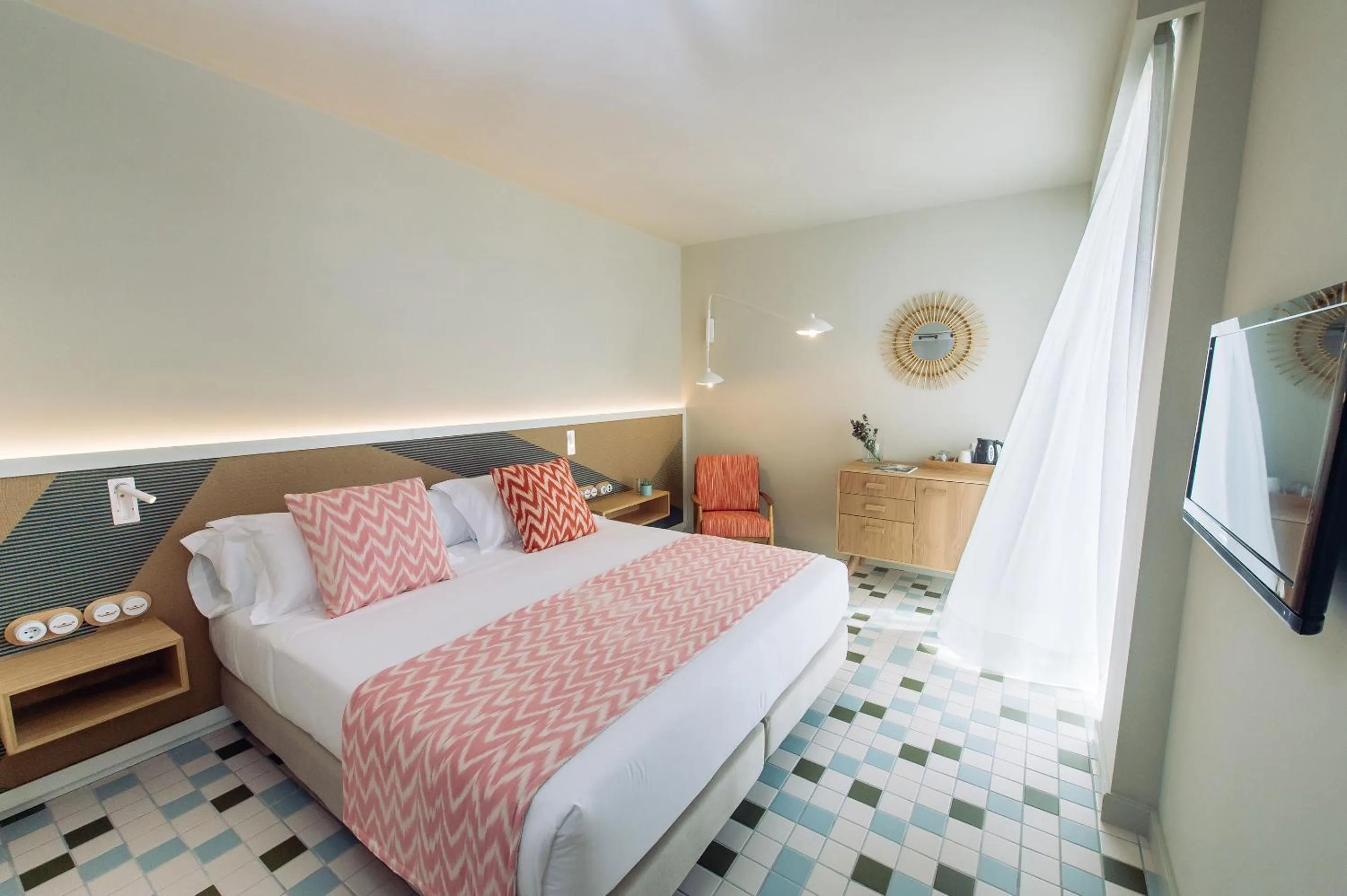 TV and multimedia, Bed in Inturotel Cala Esmeralda Beach Hotel & Spa - Adults Only