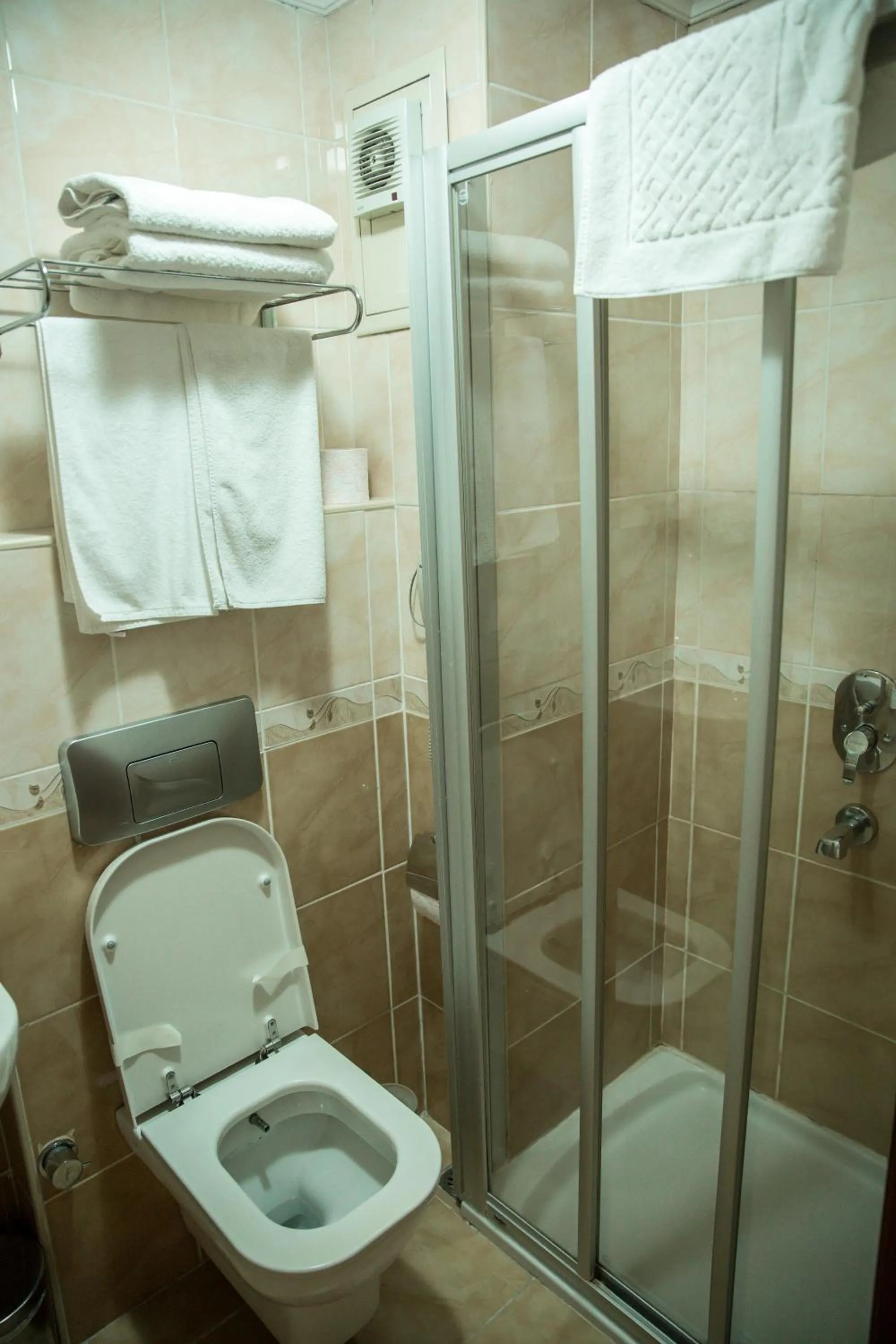 Bathroom in Yuksel Hotel