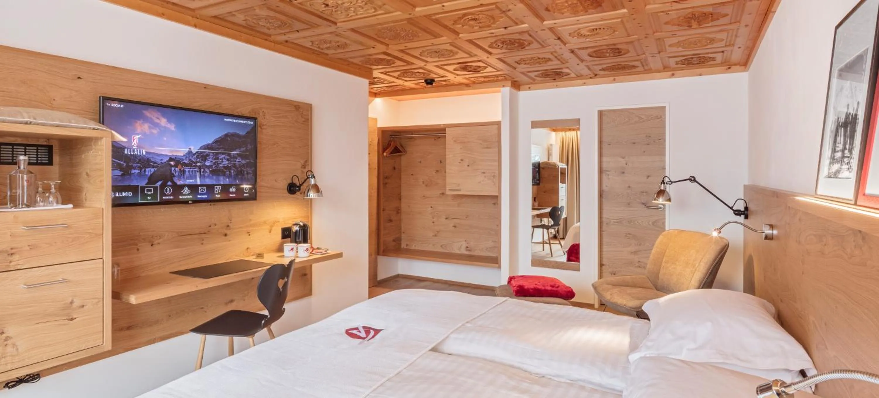 Photo of the whole room, Bed in Swiss Alpine Hotel Allalin