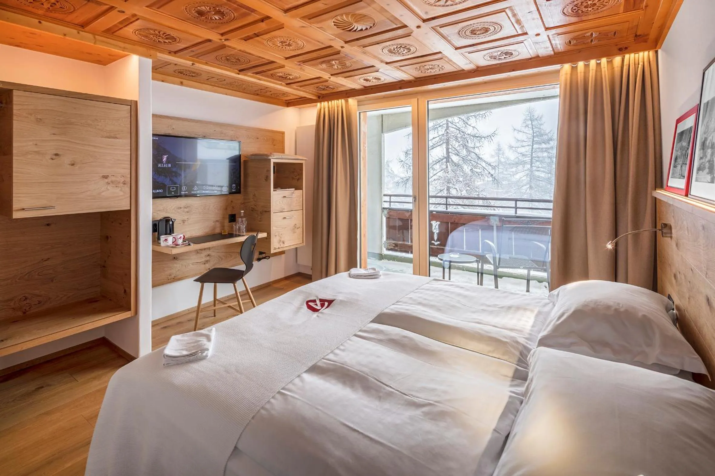 Photo of the whole room, Bed in Swiss Alpine Hotel Allalin