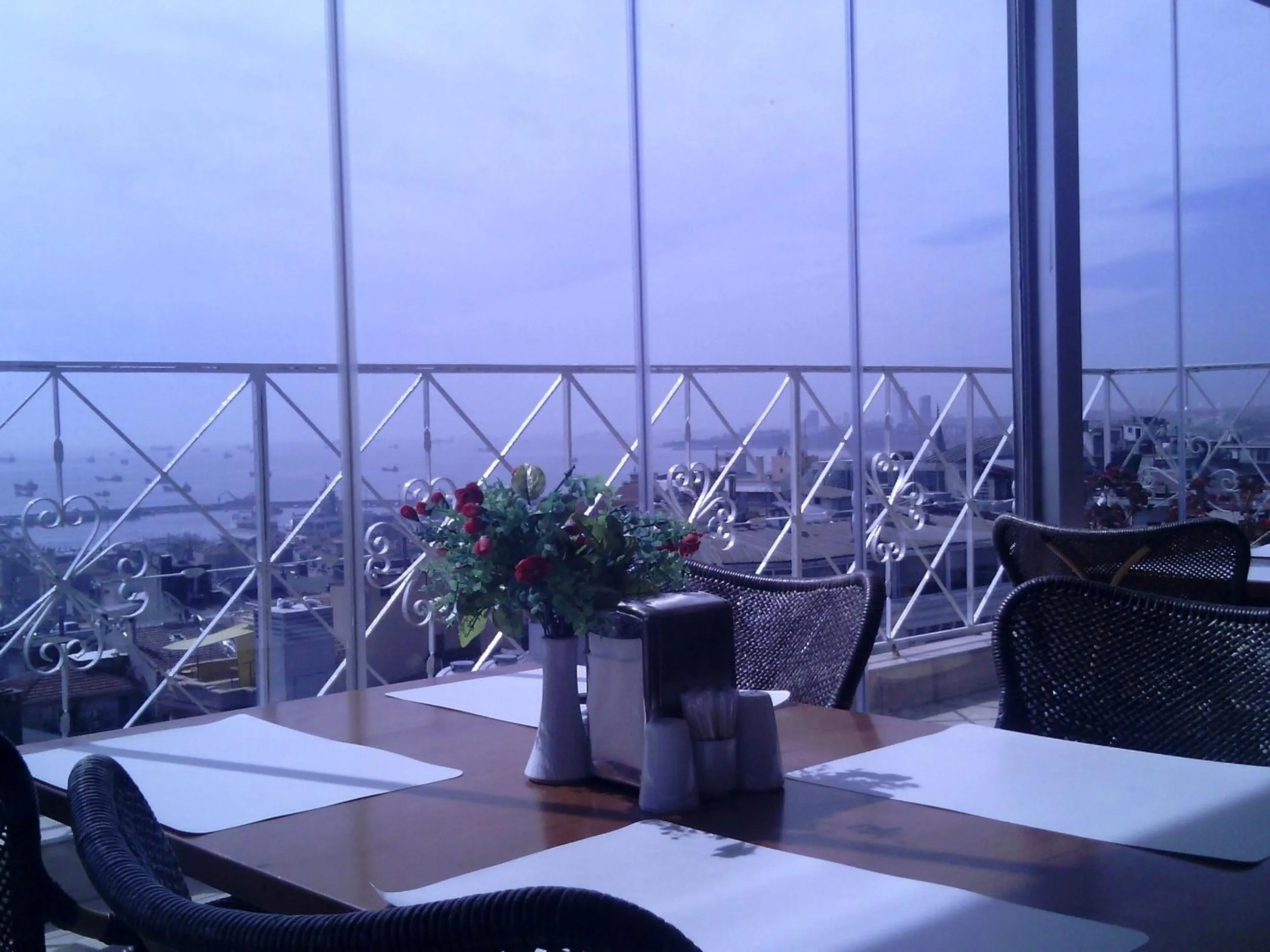 Restaurant/places to eat in Hotel Linda