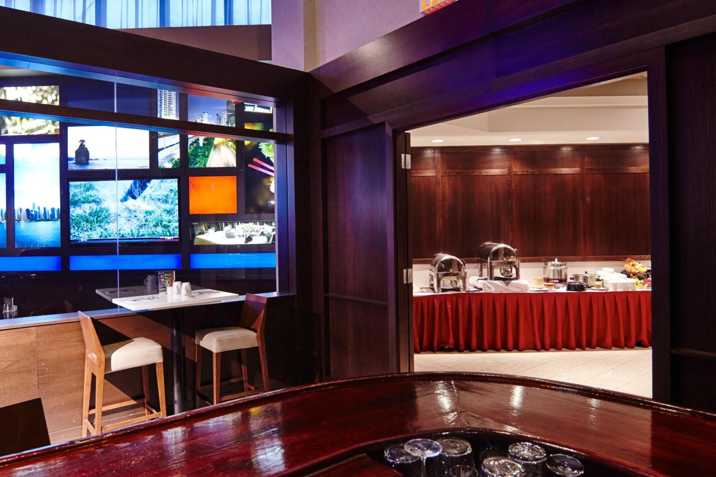 Restaurant/places to eat in Executive Plaza Hotel & Conference Centre, Metro Vancouver
