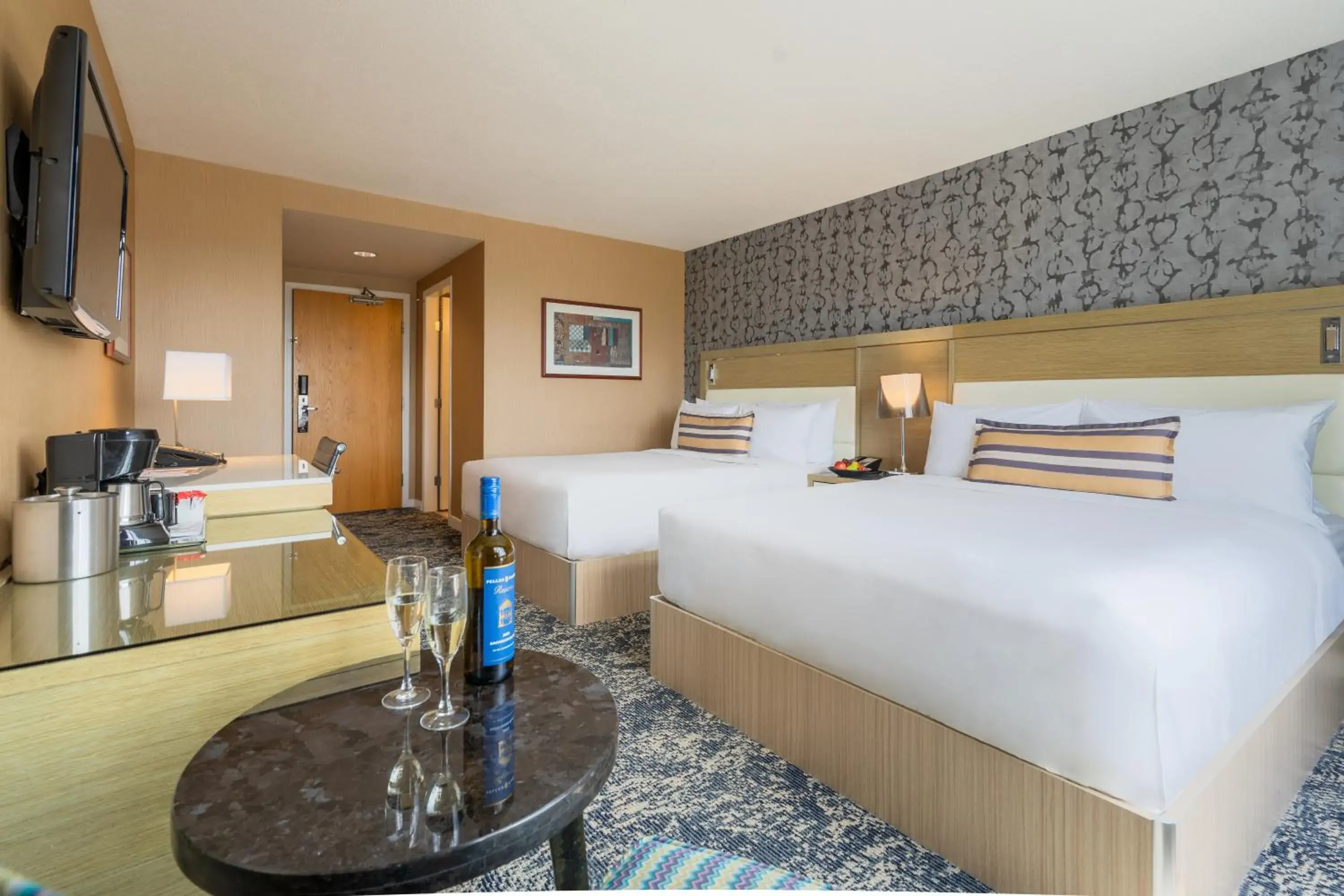 Deluxe Queen Room in Executive Plaza Hotel & Conference Centre, Metro Vancouver Deluxe Queen Room in Executive Plaza Hotel & Conference Centre, Metro Vancouver