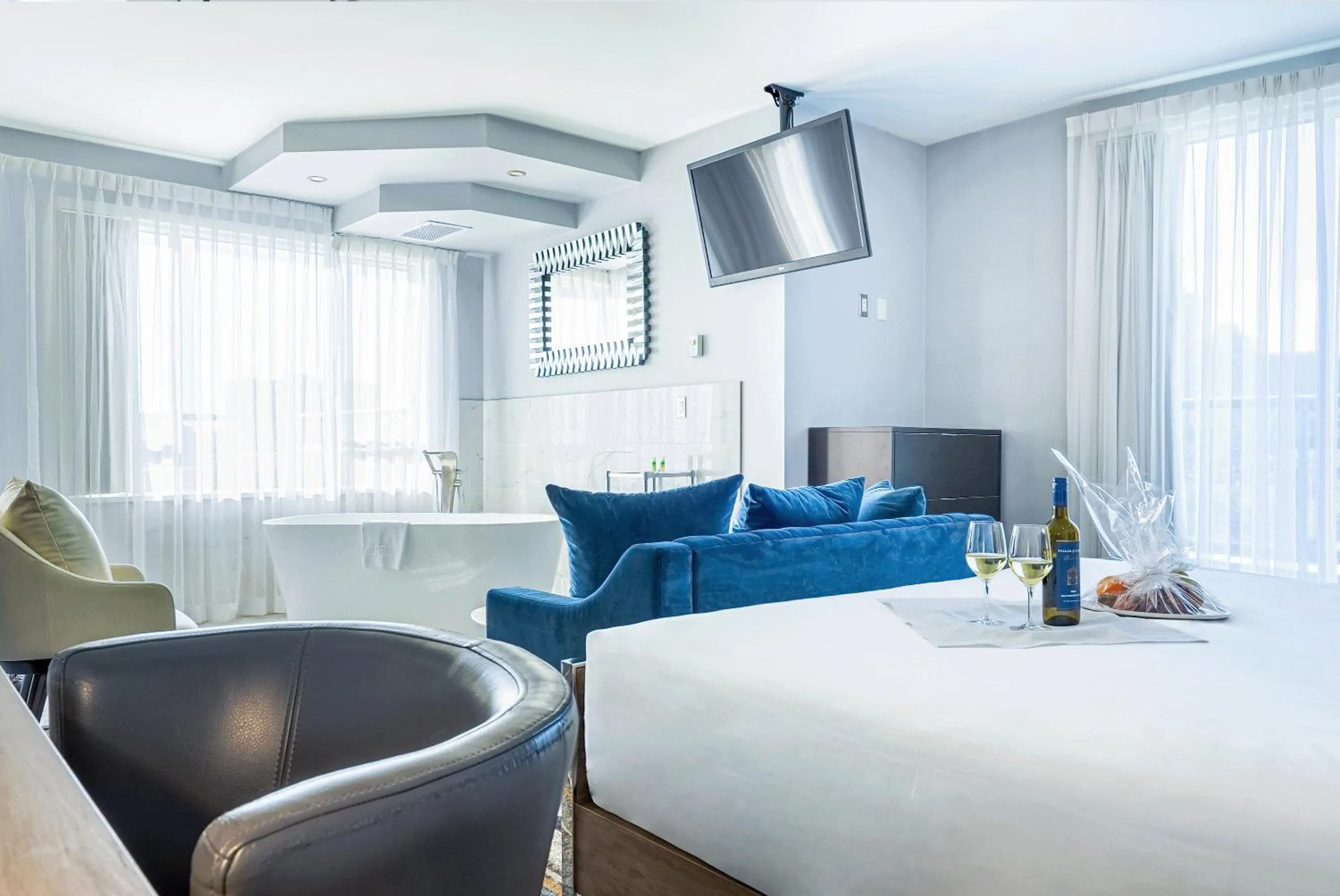 Bed in Executive Plaza Hotel & Conference Centre, Metro Vancouver