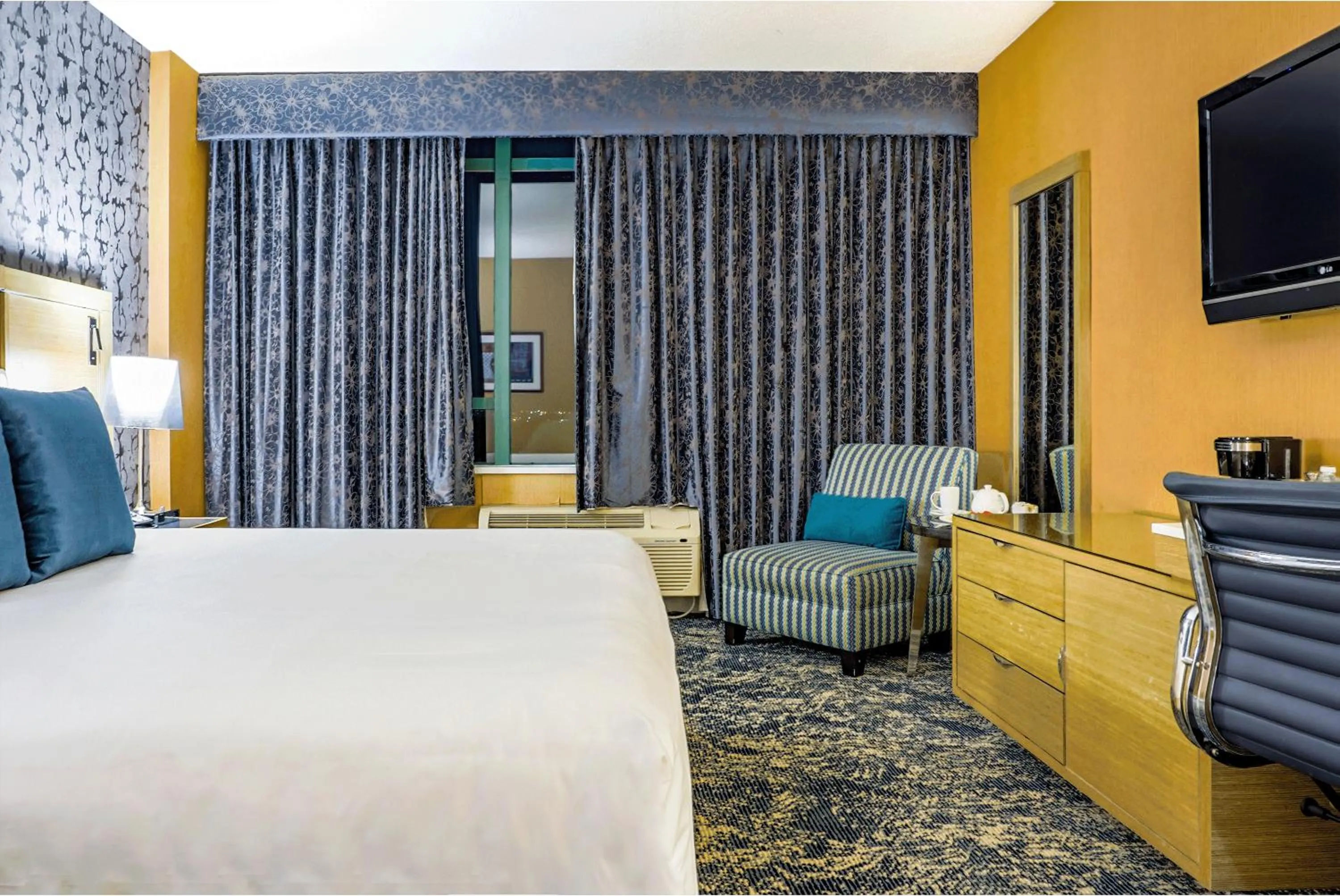 Bed in Executive Plaza Hotel & Conference Centre, Metro Vancouver