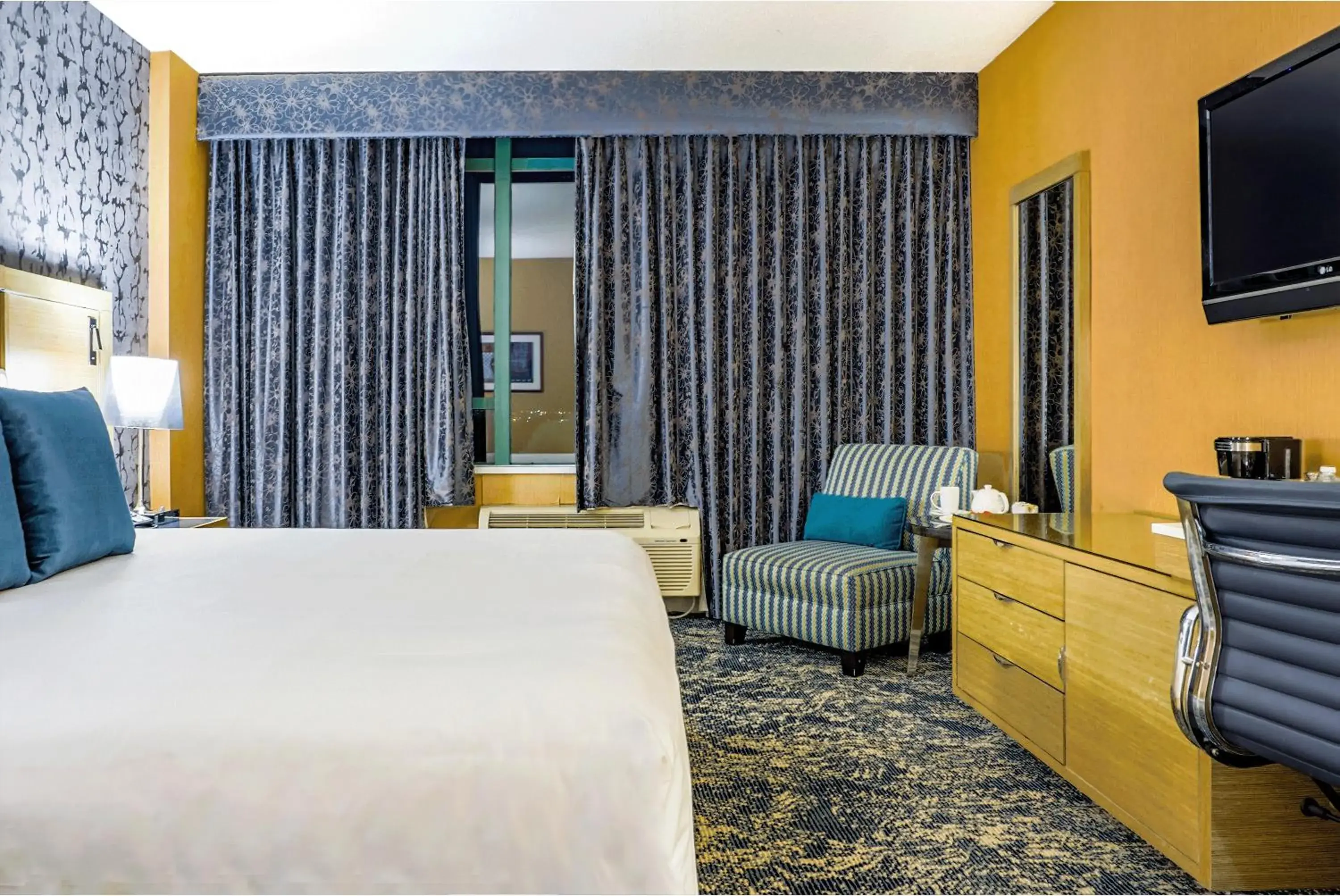 Deluxe King in Executive Plaza Hotel & Conference Centre, Metro Vancouver Deluxe King in Executive Plaza Hotel & Conference Centre, Metro Vancouver