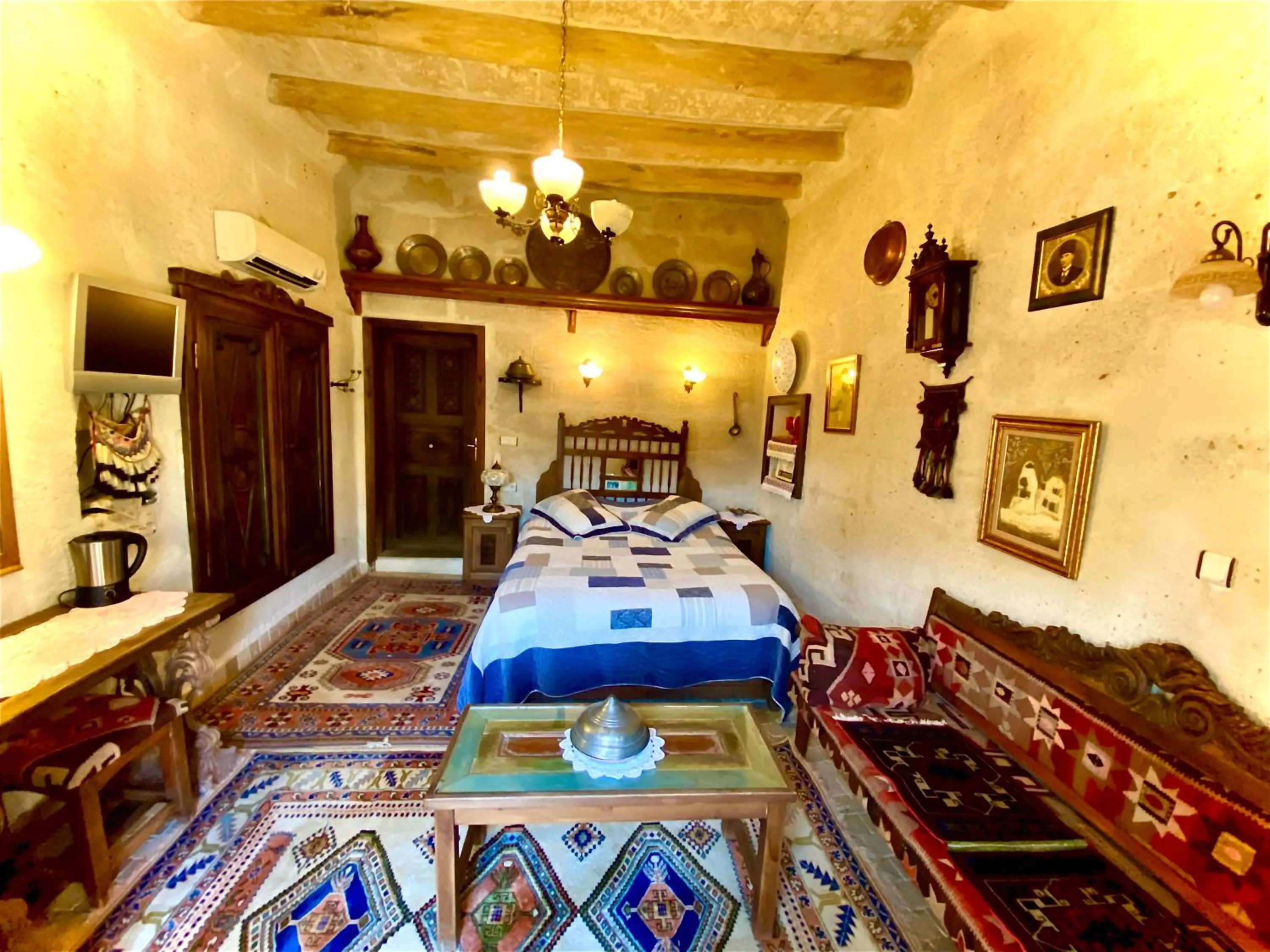 Photo of the whole room, Bed in Sofa Hotel