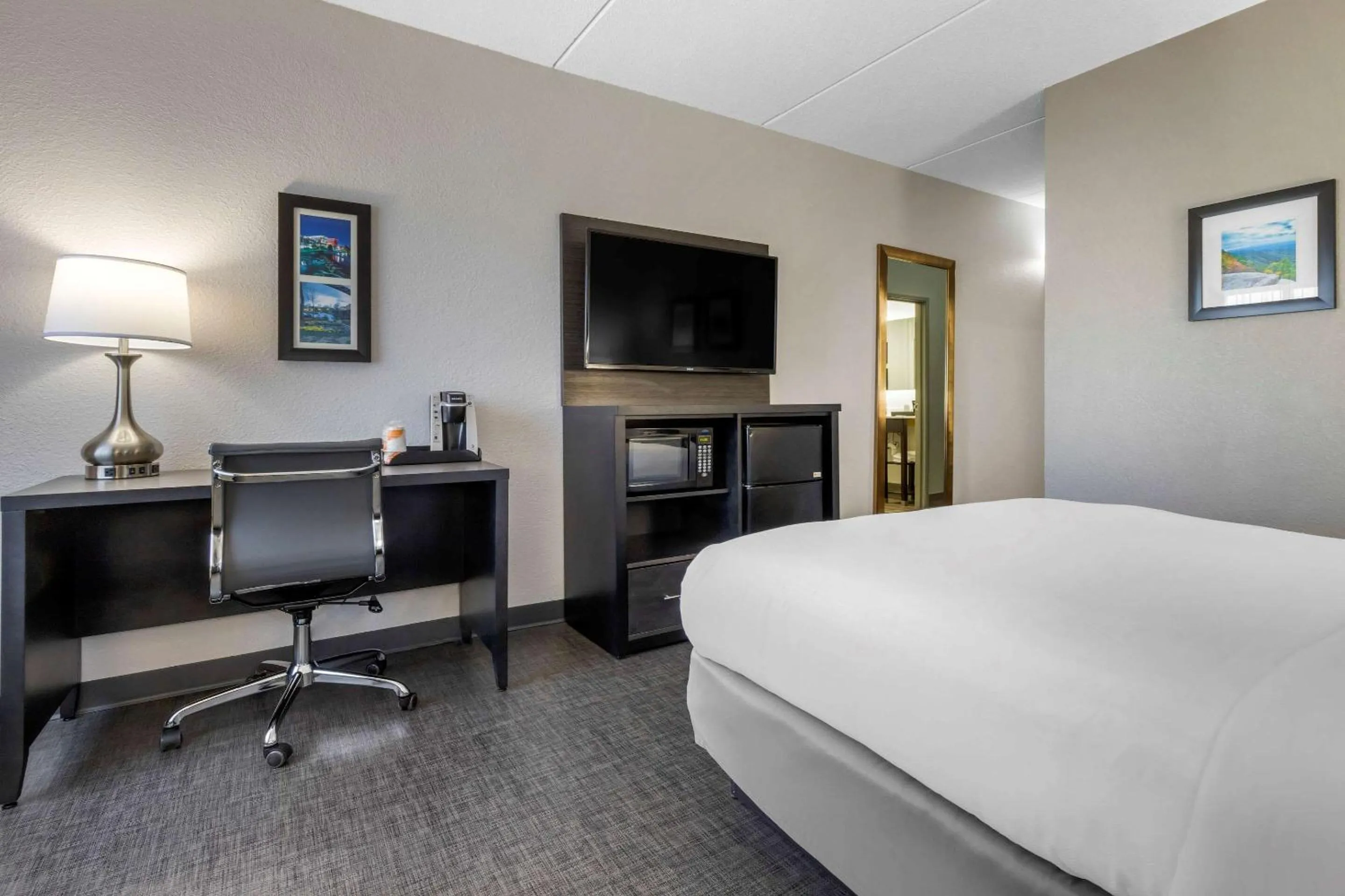 Photo of the whole room, Bed in Comfort Inn & Suites Greer - Greenville