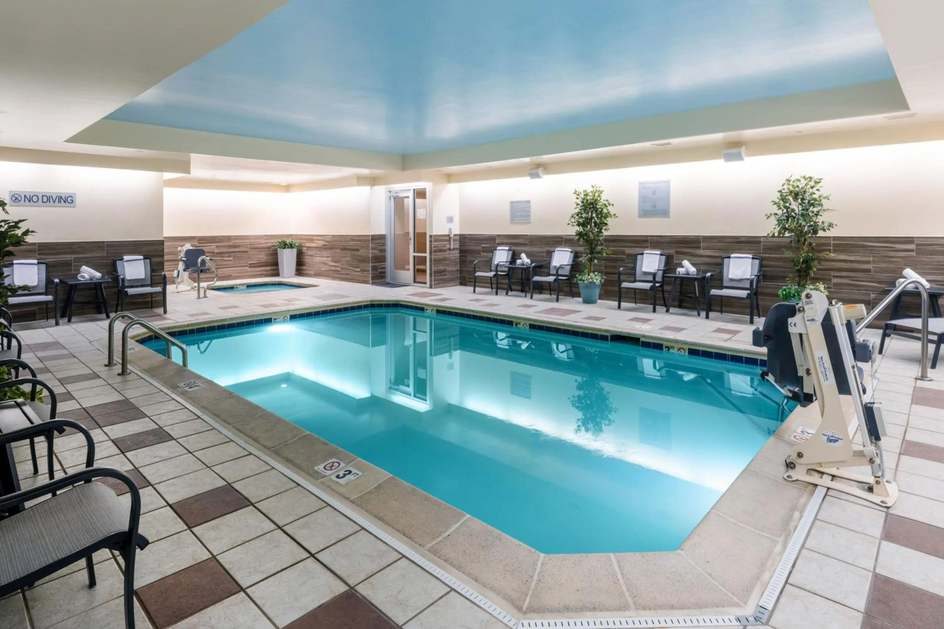 Swimming pool in Fairfield Inn & Suites by Marriott Denver Aurora/Medical Center
