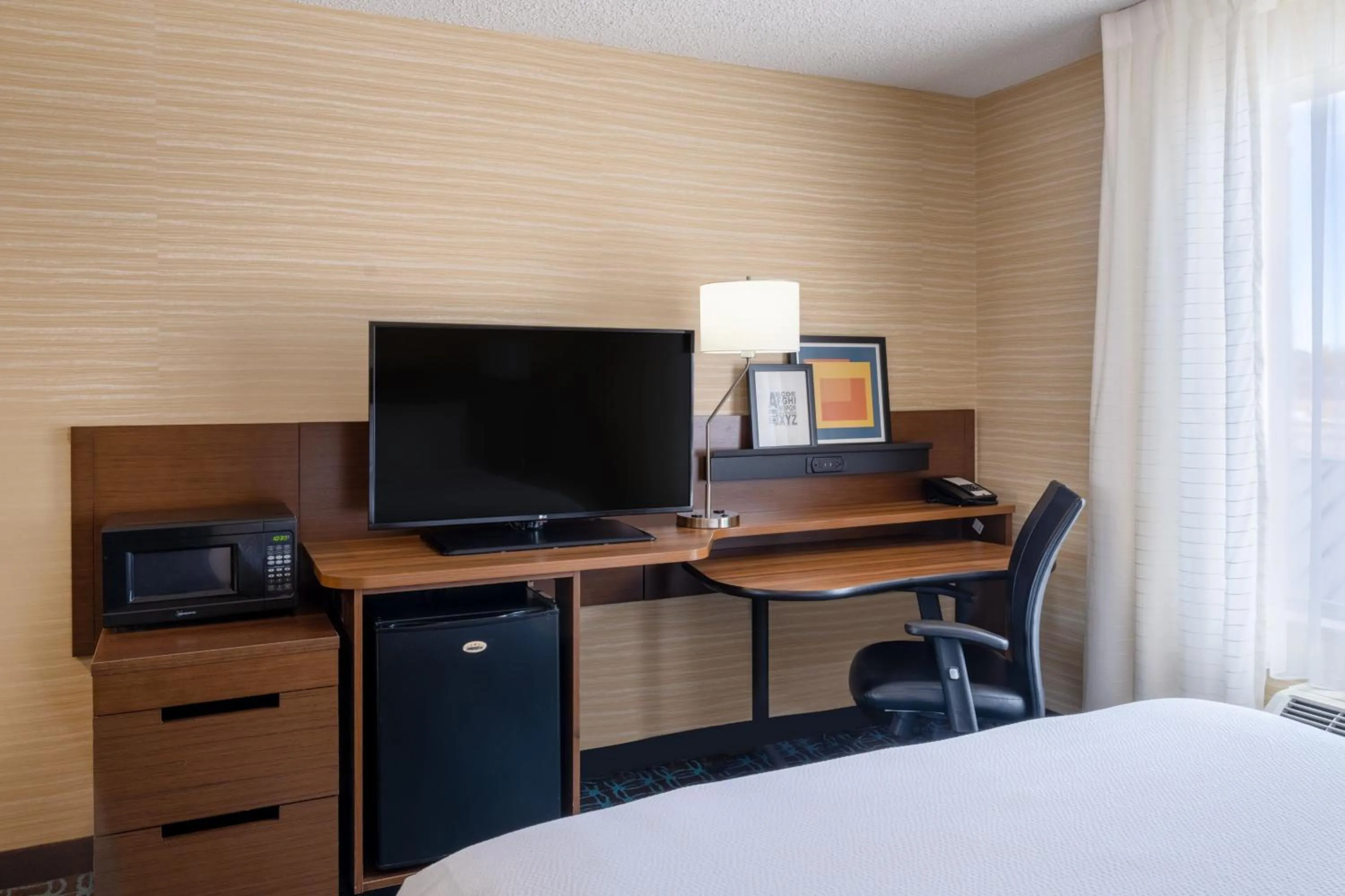 Photo of the whole room, Bed in Fairfield Inn & Suites by Marriott Denver Aurora/Medical Center