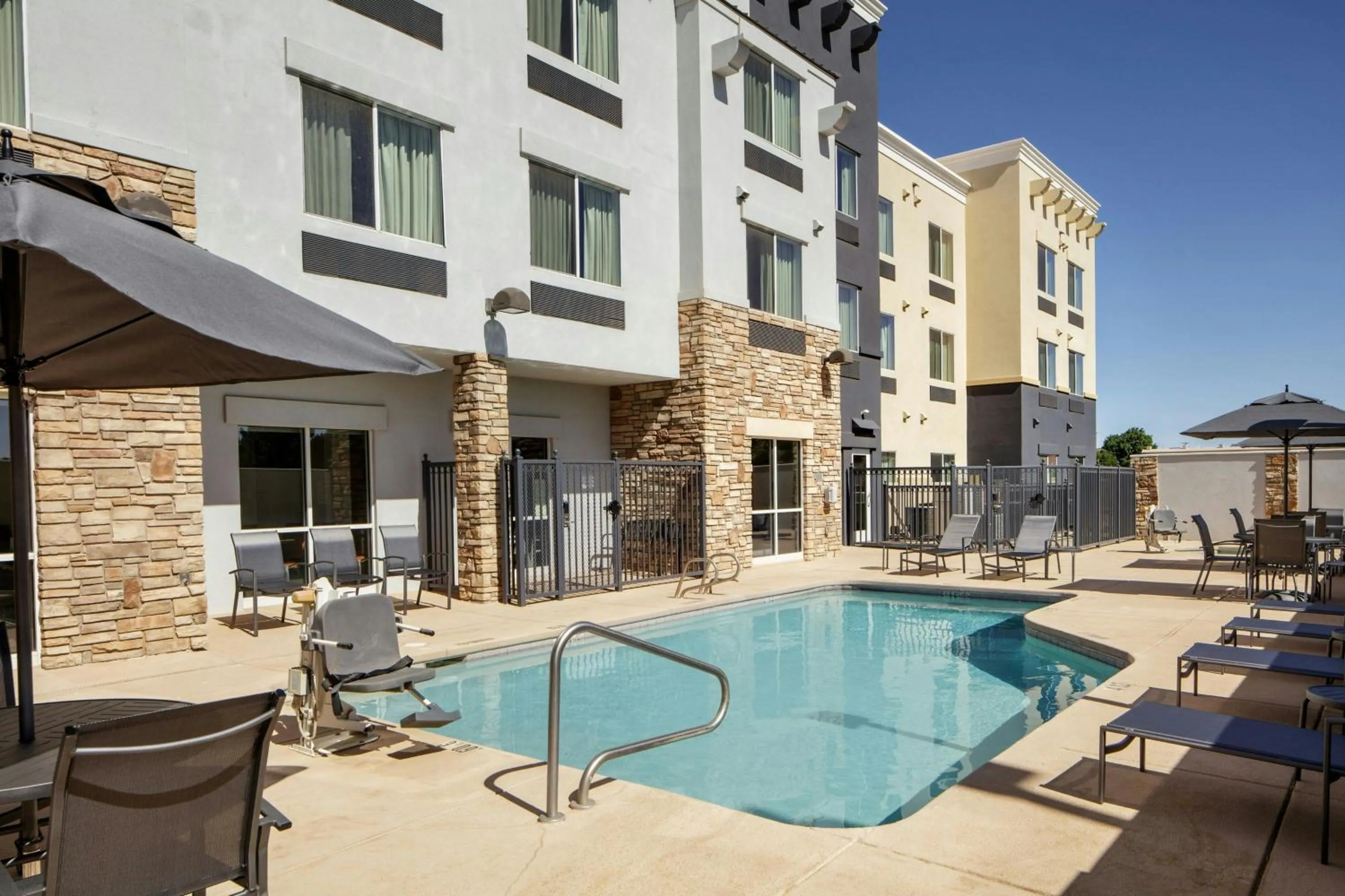 Swimming pool in Fairfield Inn & Suites Clovis