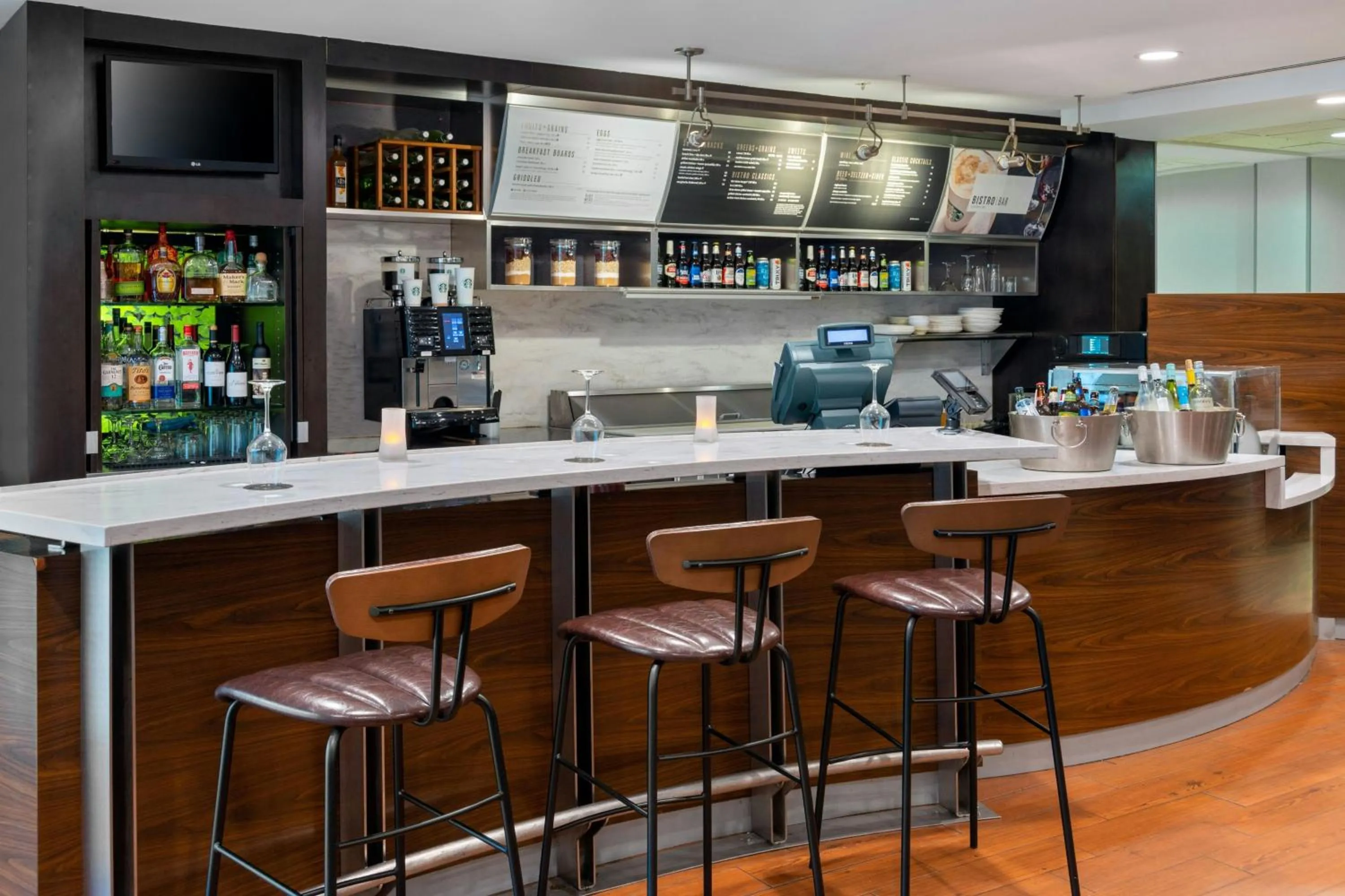 Restaurant/places to eat in Courtyard by Marriott Danbury