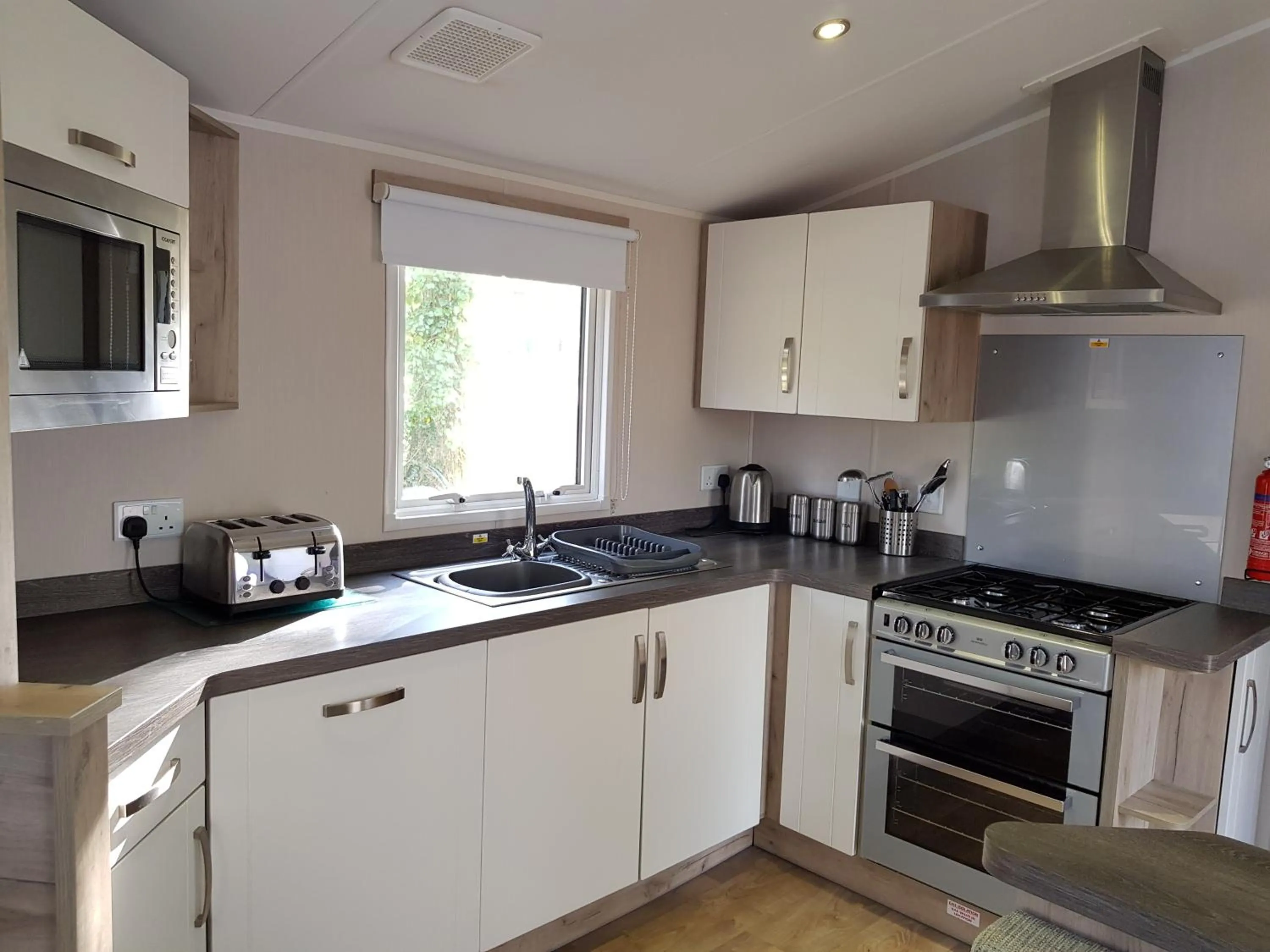 Kitchen or kitchenette in Sandy Glade Holiday Park