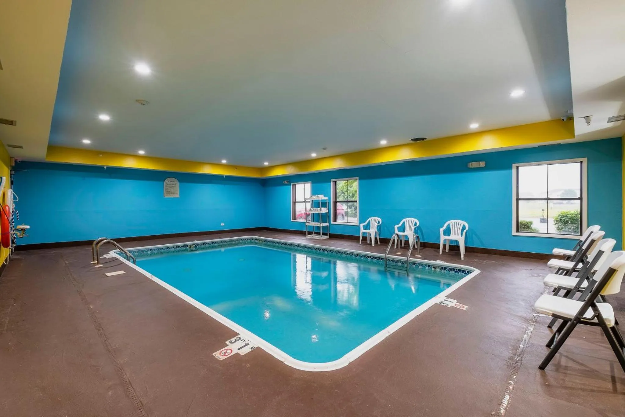 Swimming pool in Red Roof Inn & Suites Monee