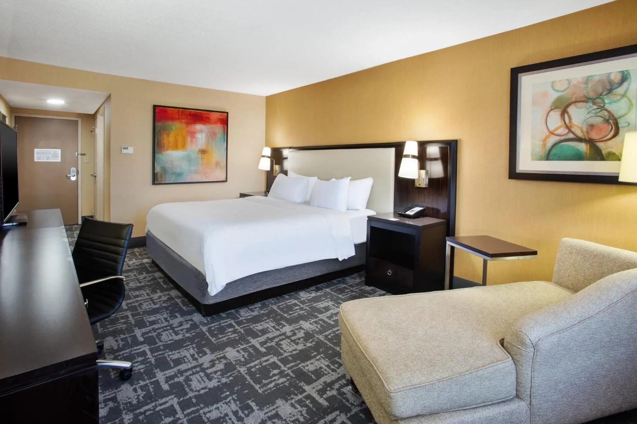Photo of the whole room, Bed in Crowne Plaza Greenville by IHG